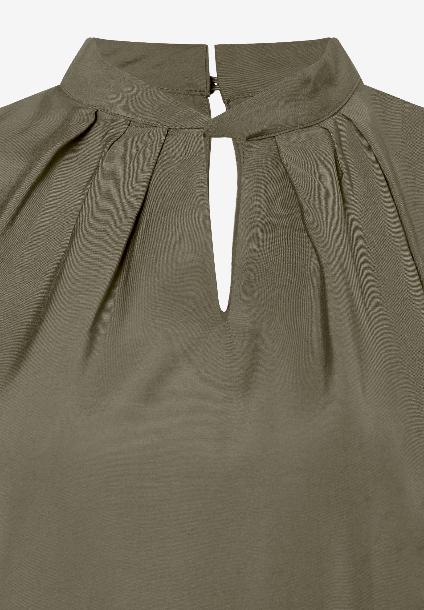 MORE & MORE Bluse: Stehkragen mit Schlitz und Häkchenverschluss, dezente Falten auf khaki-farbenem Stoff. MORE & MORE Bluse: Stehkragen mit Schlitz und Häkchenverschluss, dezente Falten auf khaki-farbenem Stoff.