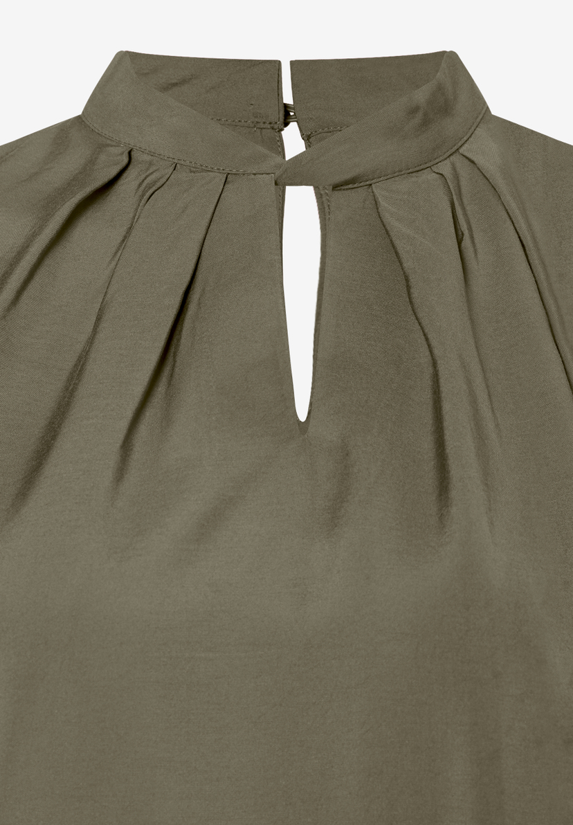 MORE & MORE Bluse: Stehkragen mit Schlitz und Häkchenverschluss, dezente Falten auf khaki-farbenem Stoff. MORE & MORE Bluse: Stehkragen mit Schlitz und Häkchenverschluss, dezente Falten auf khaki-farbenem Stoff.