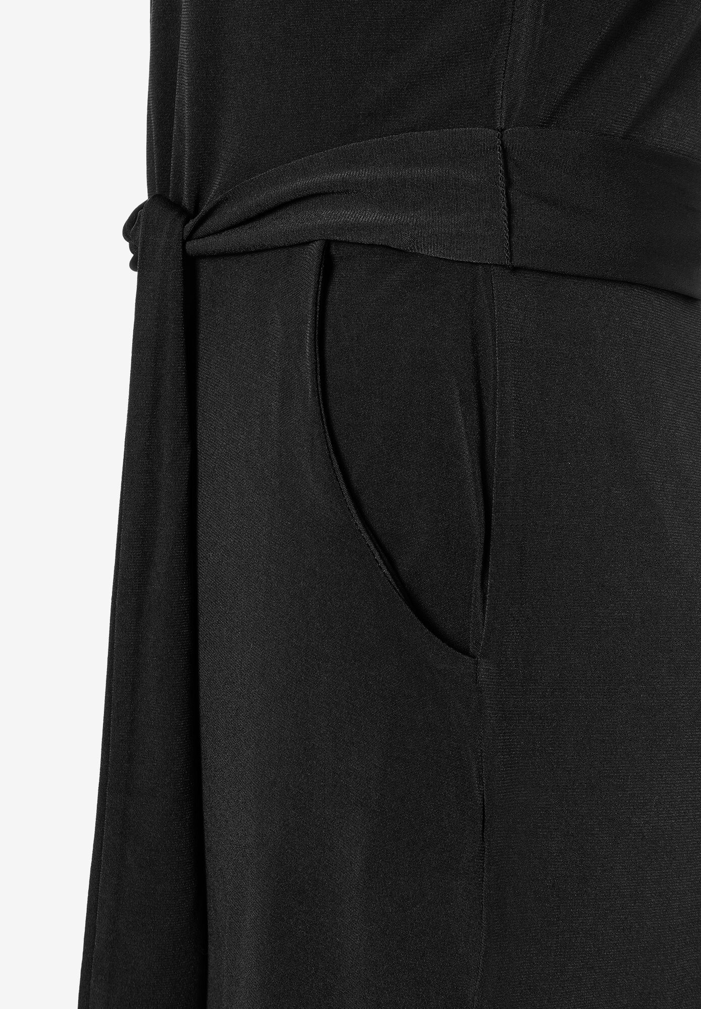 Detailaufnahme von MORE & MORE Oberteil mit Jersey-Material und Gürtel-Detail. Detailaufnahme von MORE & MORE Oberteil mit Jersey-Material und Gürtel-Detail.