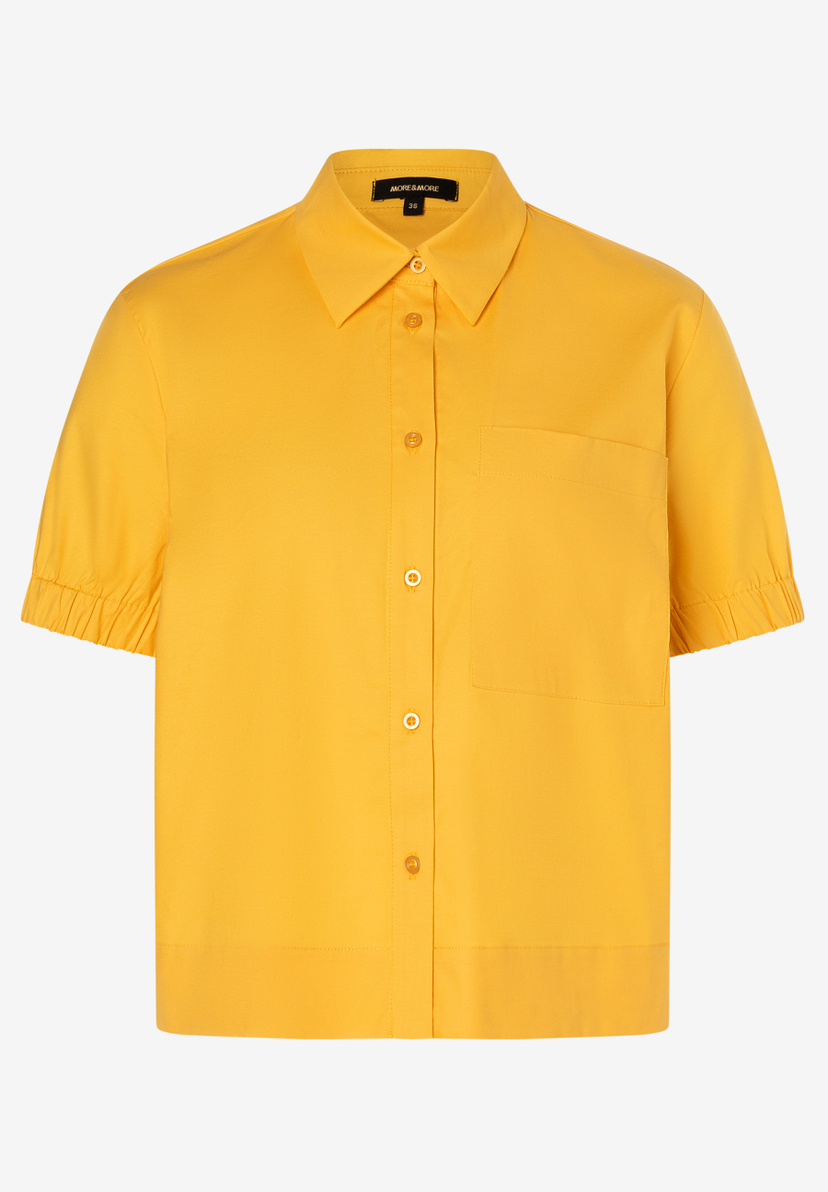 Eine gelbe Bluse von MORE & MORE mit Knopfleiste und kurzer Ärmel. Eine gelbe Bluse von MORE & MORE mit Knopfleiste und kurzer Ärmel.