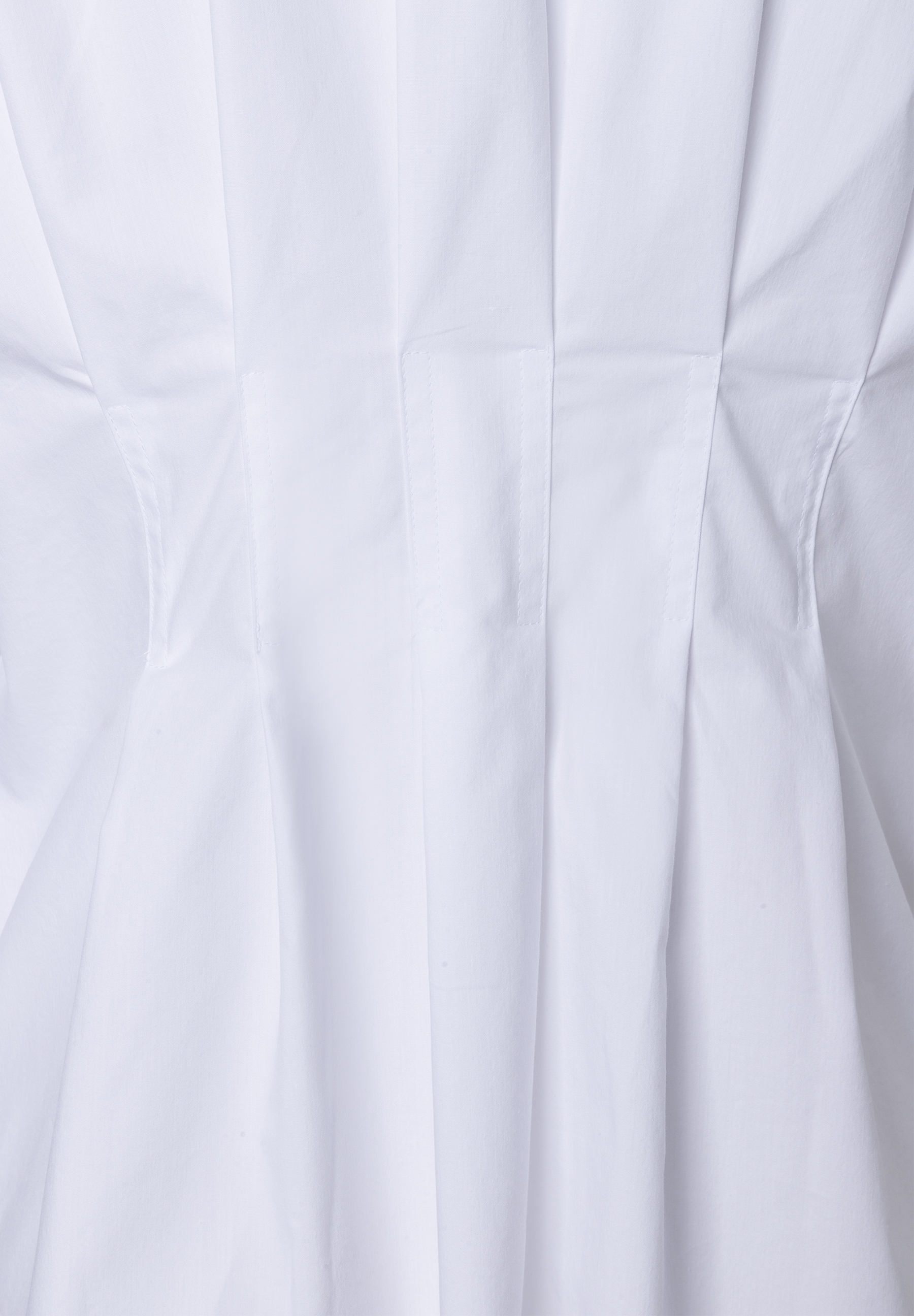MORE & MORE weiße Bluse, Nahaufnahme der Taillennaht mit vertikalen Falten, die zum Saum hin auslaufen. MORE & MORE weiße Bluse, Nahaufnahme der Taillennaht mit vertikalen Falten, die zum Saum hin auslaufen.