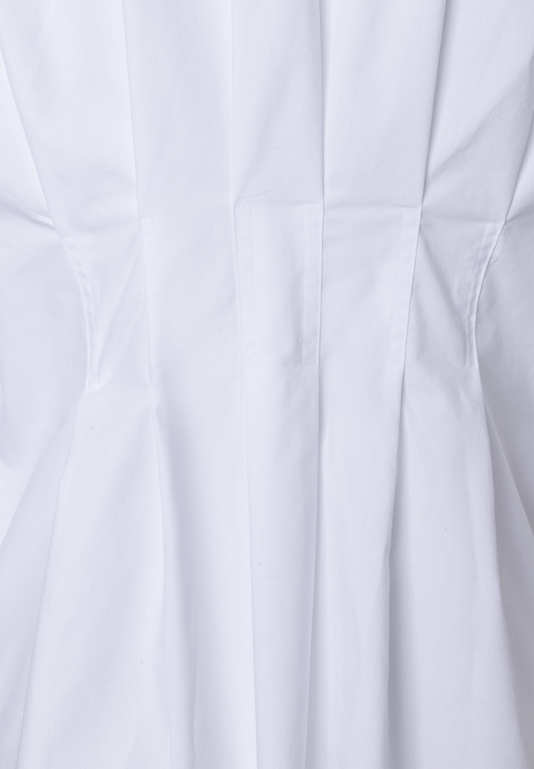 MORE & MORE weiße Bluse, Nahaufnahme der Taillennaht mit vertikalen Falten, die zum Saum hin auslaufen. MORE & MORE weiße Bluse, Nahaufnahme der Taillennaht mit vertikalen Falten, die zum Saum hin auslaufen.