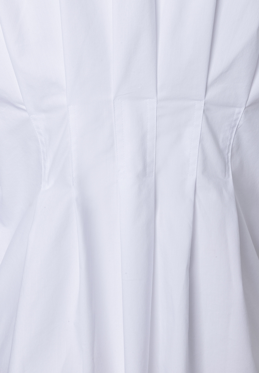 MORE & MORE weiße Bluse, Nahaufnahme der Taillennaht mit vertikalen Falten, die zum Saum hin auslaufen. MORE & MORE weiße Bluse, Nahaufnahme der Taillennaht mit vertikalen Falten, die zum Saum hin auslaufen.