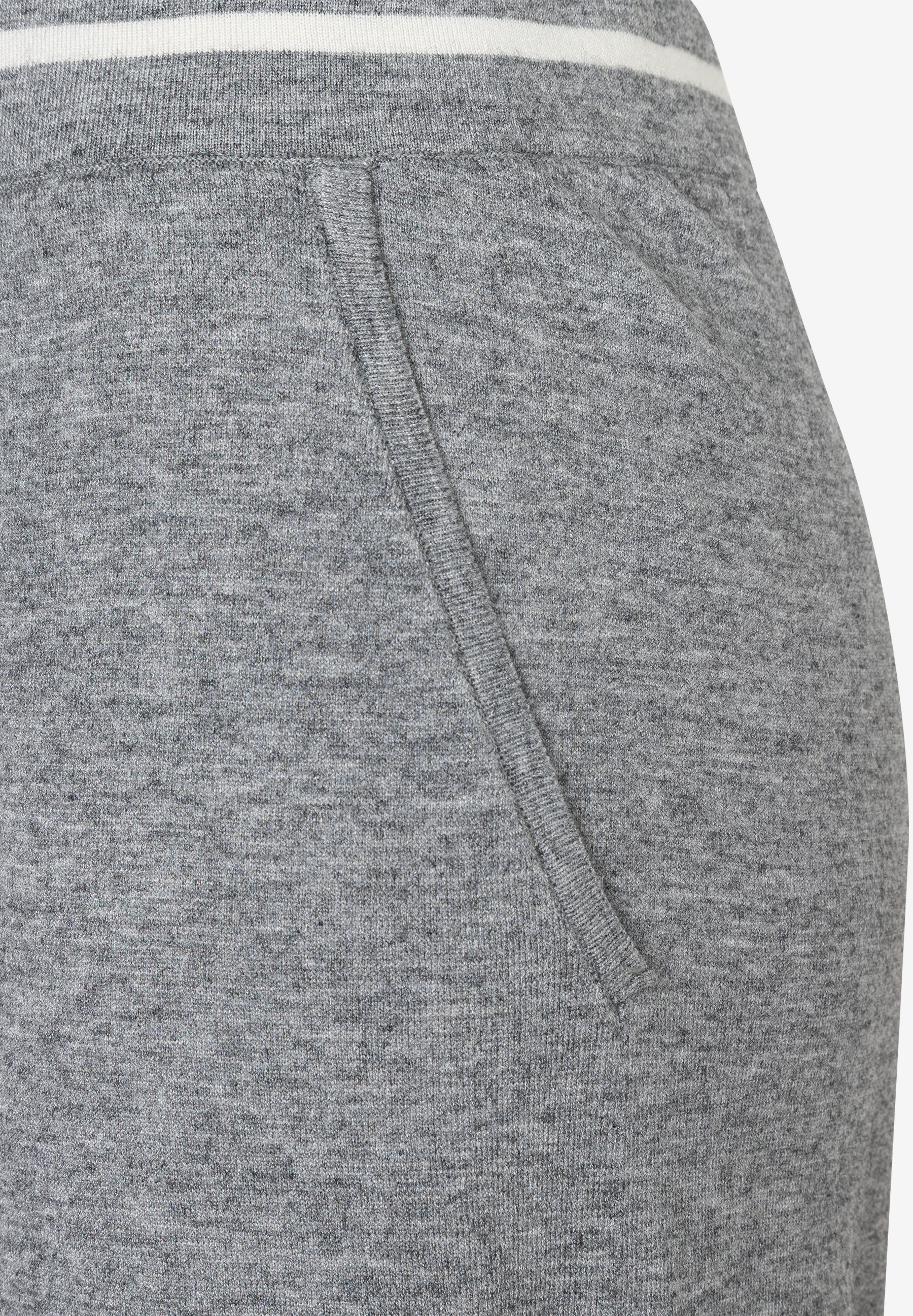 Detailaufnahme einer grauen Feinstrick-Hose von MORE & MORE mit seitlicher Eingrifftasche. Detailaufnahme einer grauen Feinstrick-Hose von MORE & MORE mit seitlicher Eingrifftasche.