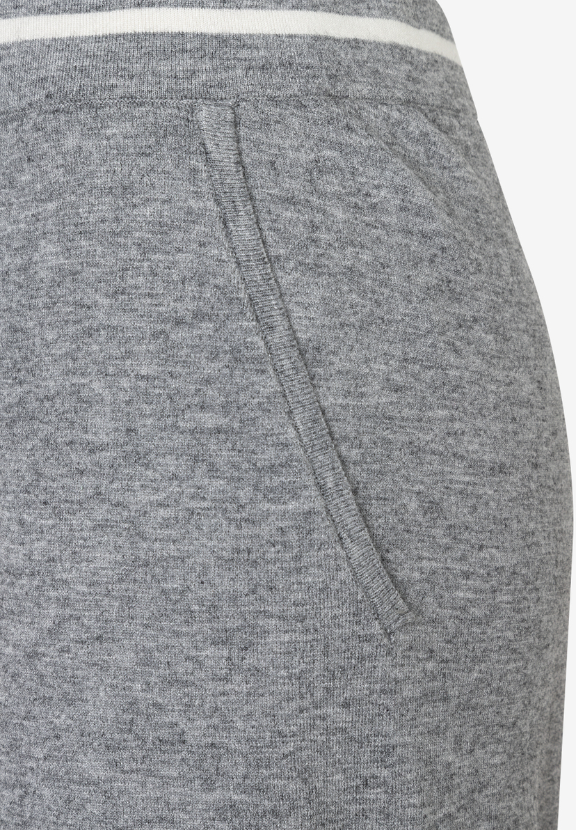 Detailaufnahme einer grauen Feinstrick-Hose von MORE & MORE mit seitlicher Eingrifftasche. Detailaufnahme einer grauen Feinstrick-Hose von MORE & MORE mit seitlicher Eingrifftasche.