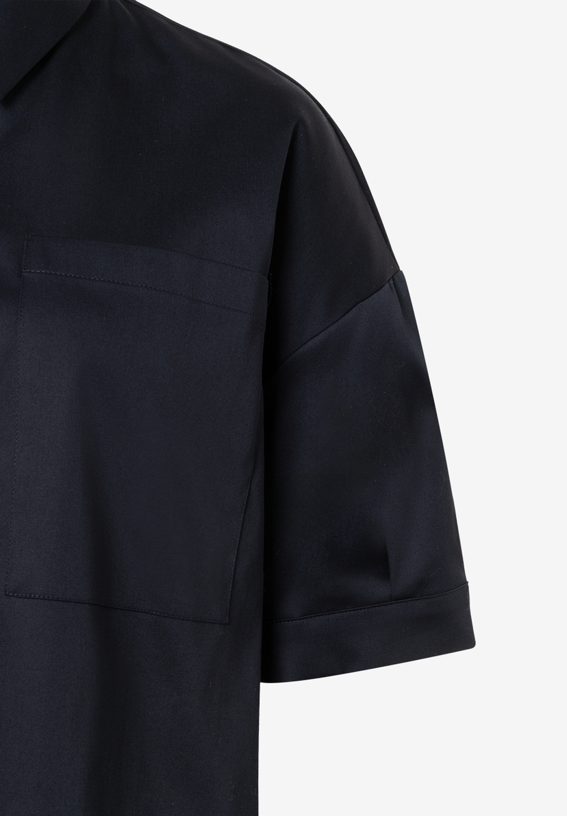 MORE & MORE Bluse aus Popeline, angenehm und elastisch, mit lockerer Passform, auf hellem Hintergrund. MORE & MORE Bluse aus Popeline, angenehm und elastisch, mit lockerer Passform, auf hellem Hintergrund.