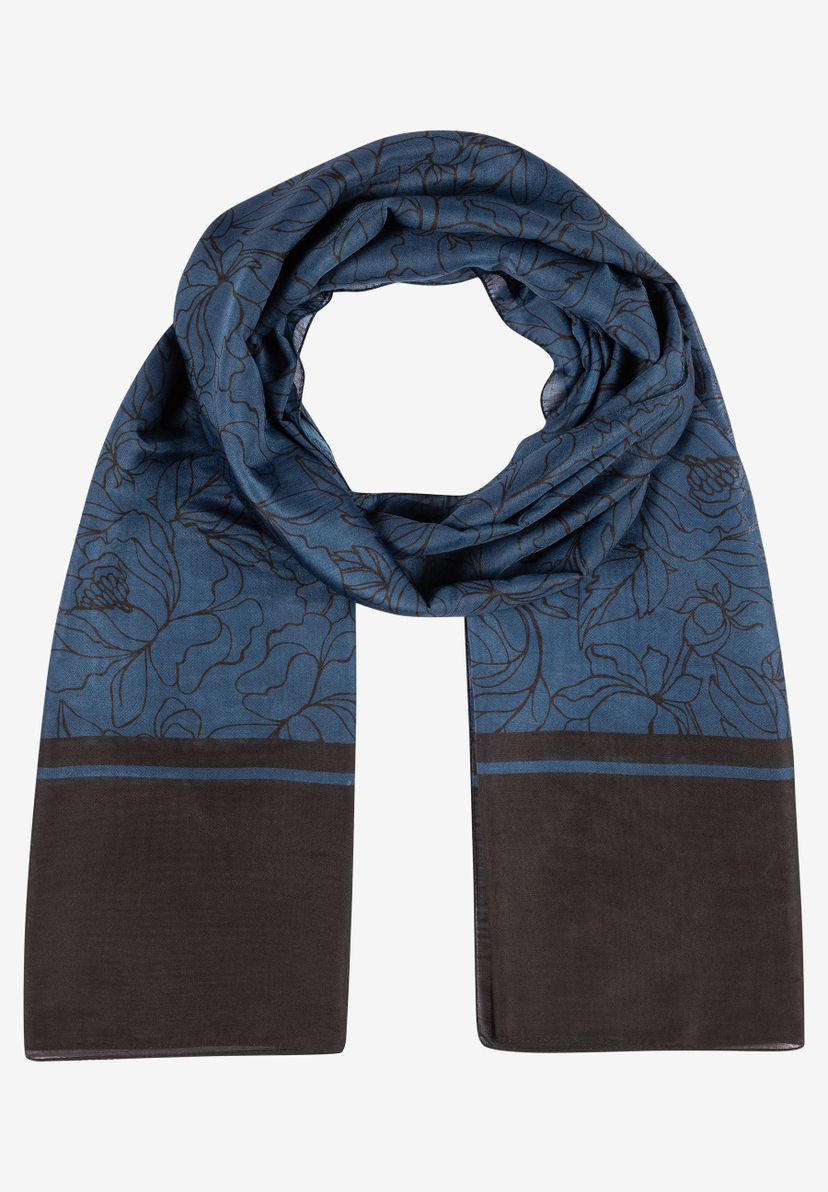 Ein blauer MORE & MORE Schal mit braunen Blüten und braunen Enden liegt auf einem weißen Untergrund. Ein blauer MORE & MORE Schal mit braunen Blüten und braunen Enden liegt auf einem weißen Untergrund.