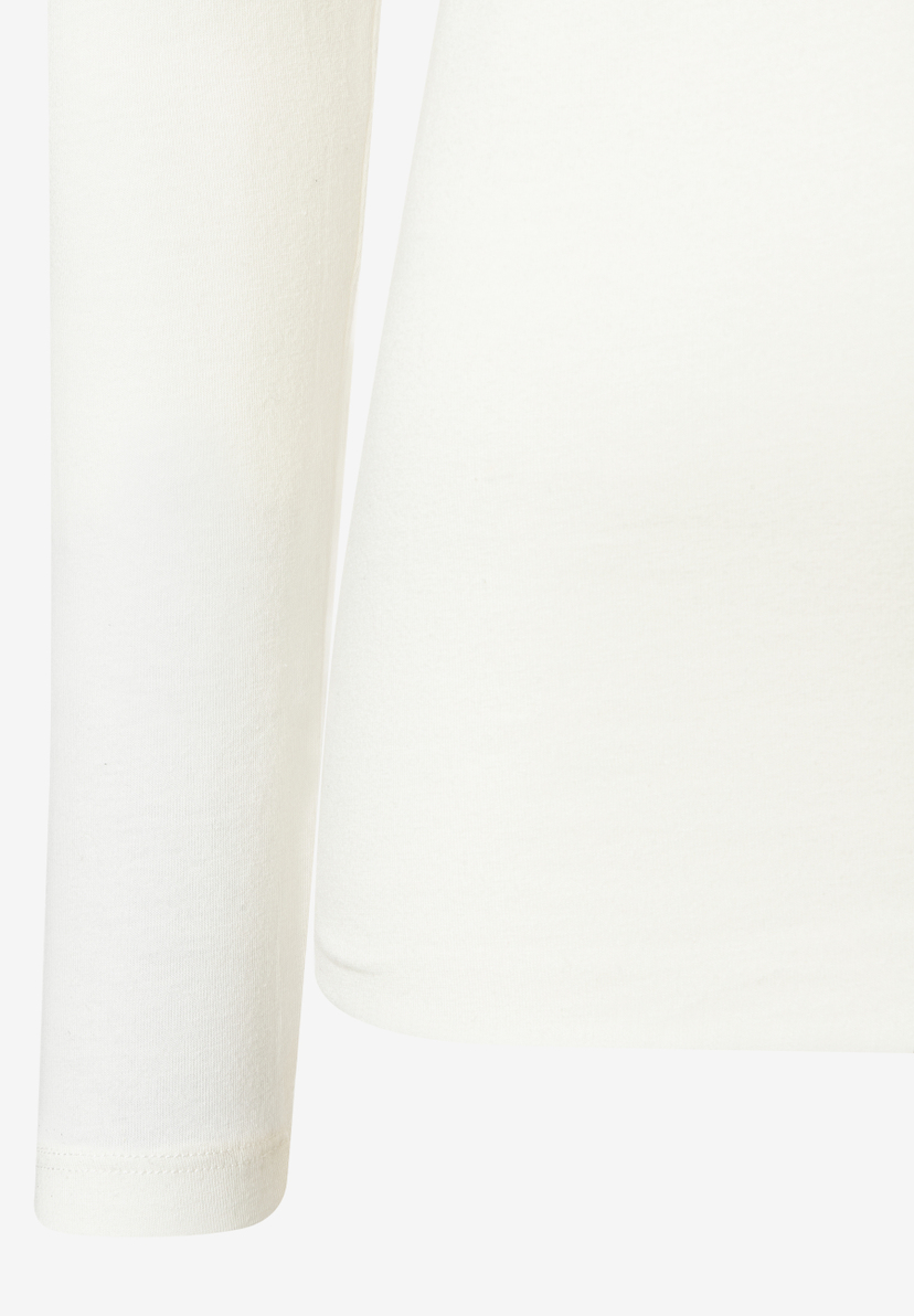 Detailansicht eines weißen MORE & MORE Oberteils aus elastischem Jersey-Material für angenehmen Tragekomfort. Detailansicht eines weißen MORE & MORE Oberteils aus elastischem Jersey-Material für angenehmen Tragekomfort.
