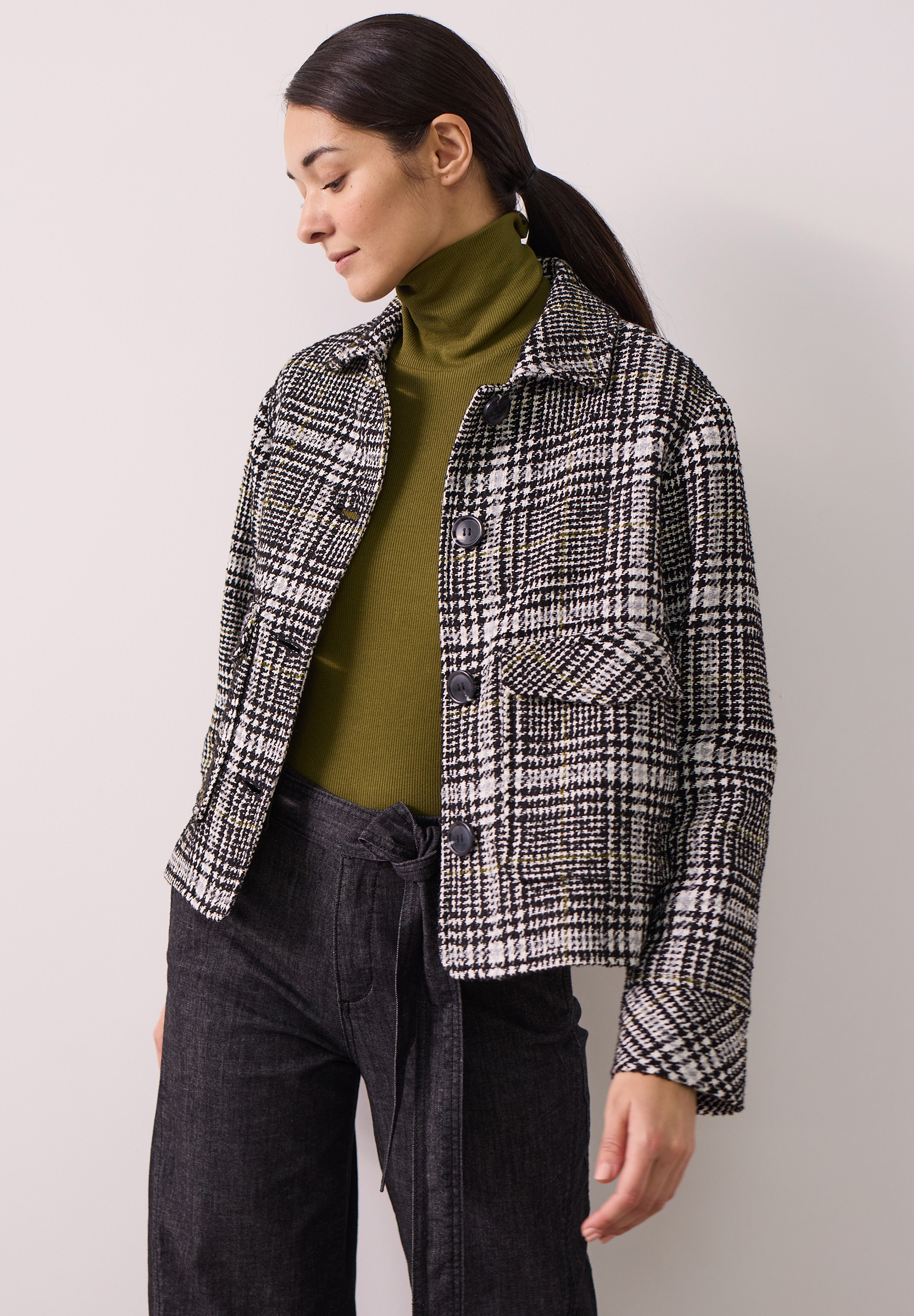 MORE & MORE Blazer in Schwarz-Weißem Hahnentrittmuster, kombiniert mit dunkelgrünem Rollkragenpullover und schwarzer Hose