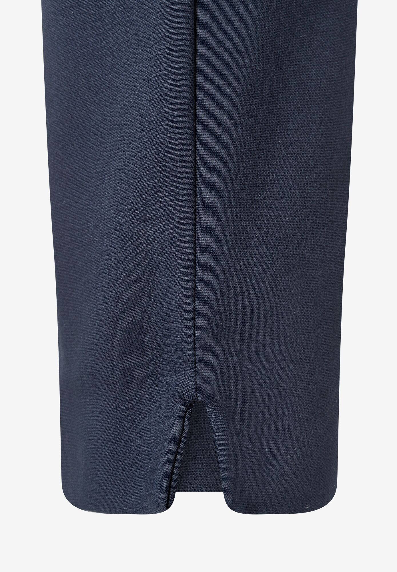 Detailaufnahme einer Hose von MORE & MORE, Baumwollmischung mit Stretch, mit kleinem Schlitz am Beinabschluss. Detailaufnahme einer Hose von MORE & MORE, Baumwollmischung mit Stretch, mit kleinem Schlitz am Beinabschluss.