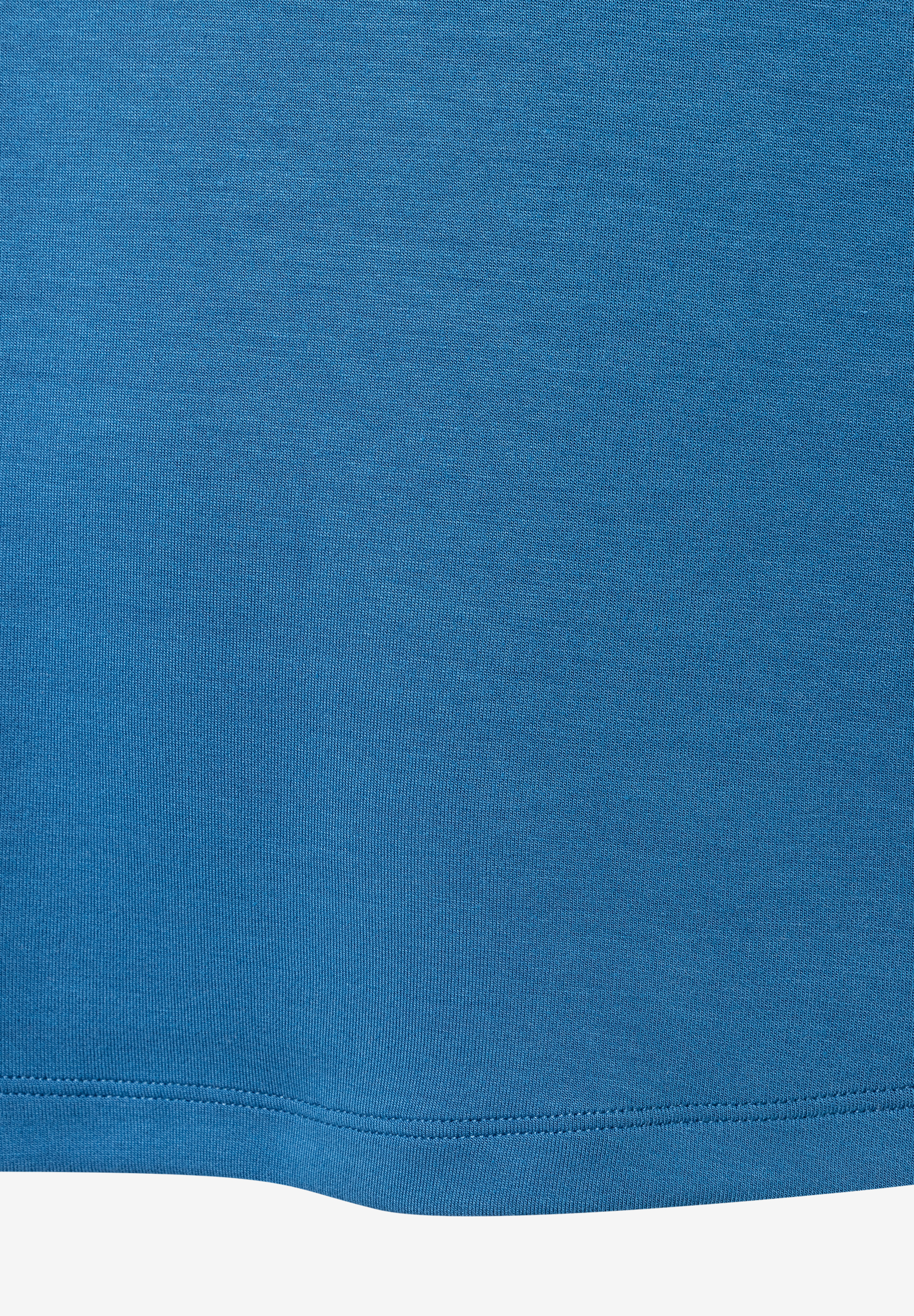 Detailaufnahme eines blauen MORE & MORE Sweatshirts mit feiner Textur und sauberem Saumabschluss. Detailaufnahme eines blauen MORE & MORE Sweatshirts mit feiner Textur und sauberem Saumabschluss.