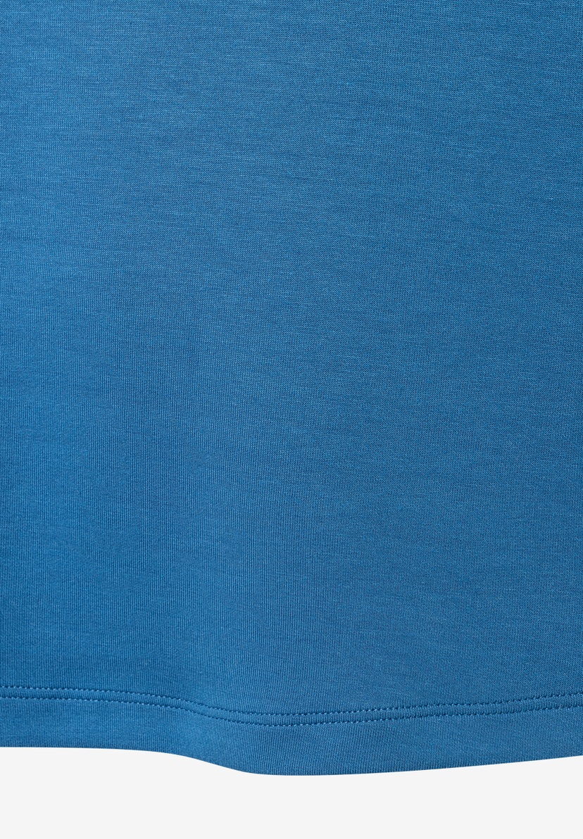 Detailaufnahme eines blauen MORE & MORE Sweatshirts mit feiner Textur und sauberem Saumabschluss. Detailaufnahme eines blauen MORE & MORE Sweatshirts mit feiner Textur und sauberem Saumabschluss.