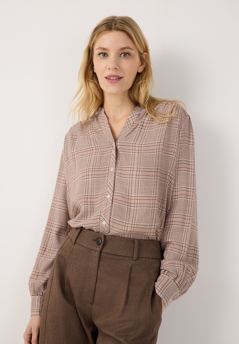 MORE & MORE Bluse: Eine blonde Frau mit Mittelscheitel, grünen Augen und rosa Lippen trägt eine beigefarbene Bluse. MORE & MORE Bluse: Eine blonde Frau mit Mittelscheitel, grünen Augen und rosa Lippen trägt eine beigefarbene Bluse.