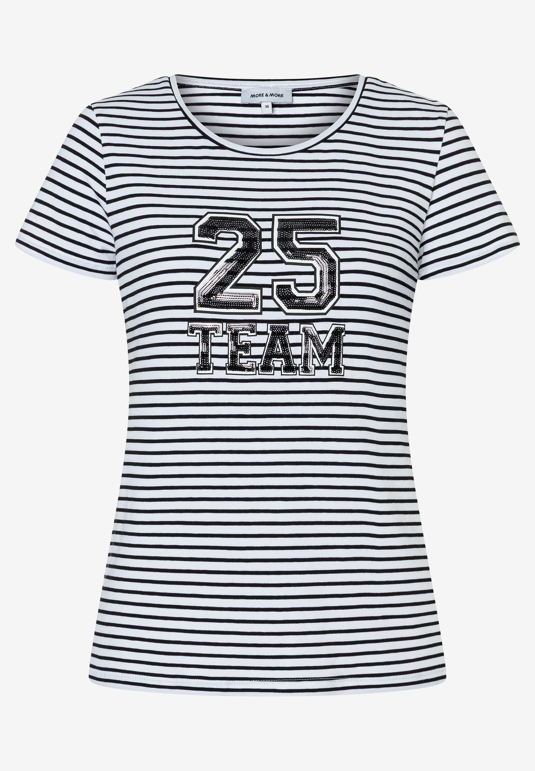 Ein gestreiftes MORE & MORE T-Shirt mit der Zahl 25 und TEAM in glitzernden Buchstaben. Ein gestreiftes MORE & MORE T-Shirt mit der Zahl 25 und TEAM in glitzernden Buchstaben.