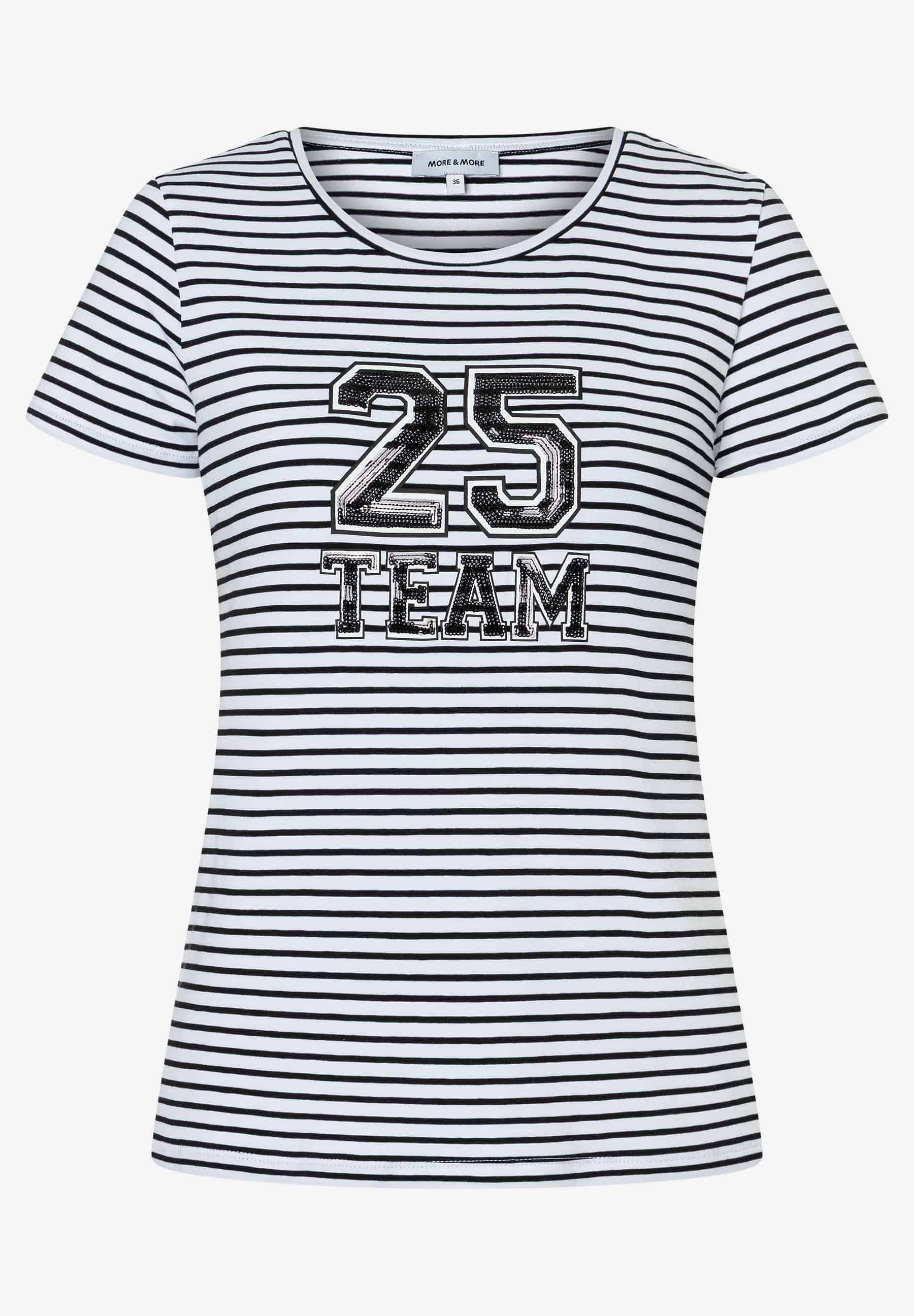Ein gestreiftes MORE & MORE T-Shirt mit der Zahl 25 und TEAM in glitzernden Buchstaben. Ein gestreiftes MORE & MORE T-Shirt mit der Zahl 25 und TEAM in glitzernden Buchstaben.