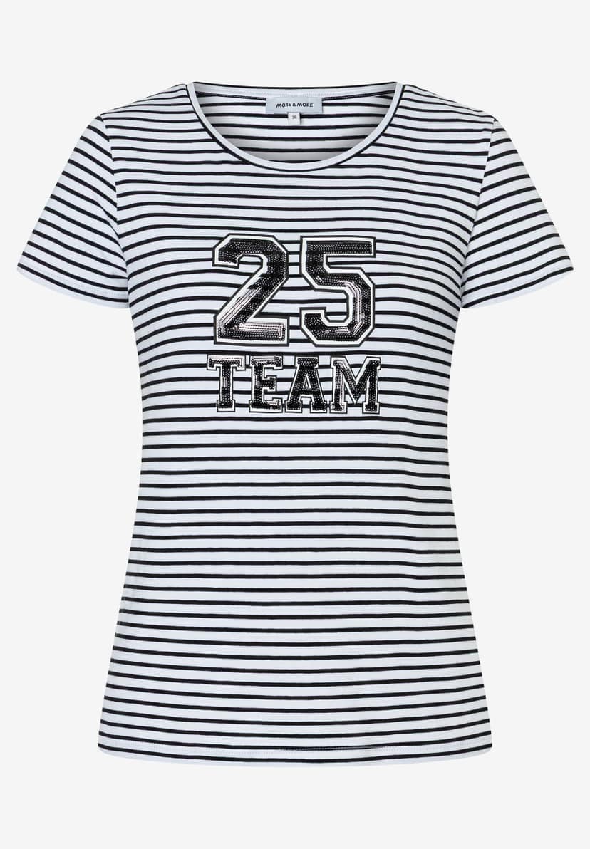 Ein gestreiftes MORE & MORE T-Shirt mit der Zahl 25 und TEAM in glitzernden Buchstaben. Ein gestreiftes MORE & MORE T-Shirt mit der Zahl 25 und TEAM in glitzernden Buchstaben.