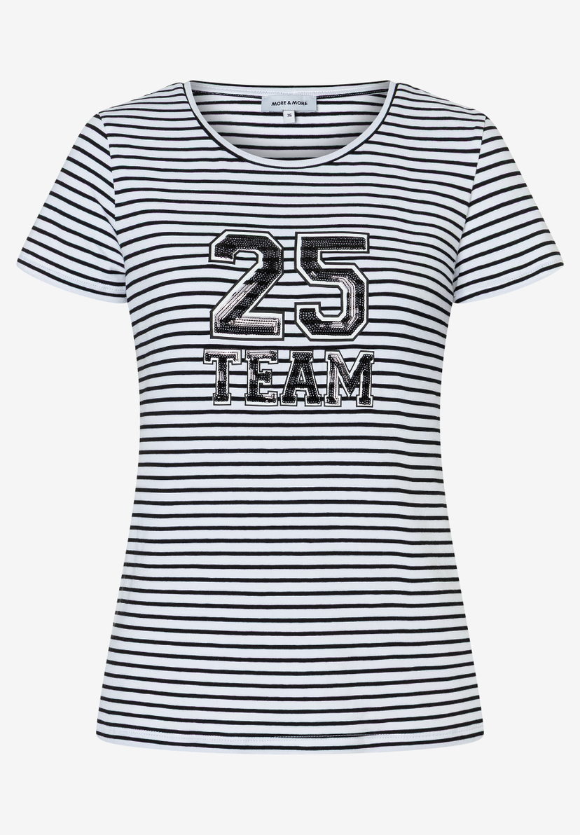Ein gestreiftes MORE & MORE T-Shirt mit der Zahl 25 und TEAM in glitzernden Buchstaben. Ein gestreiftes MORE & MORE T-Shirt mit der Zahl 25 und TEAM in glitzernden Buchstaben.