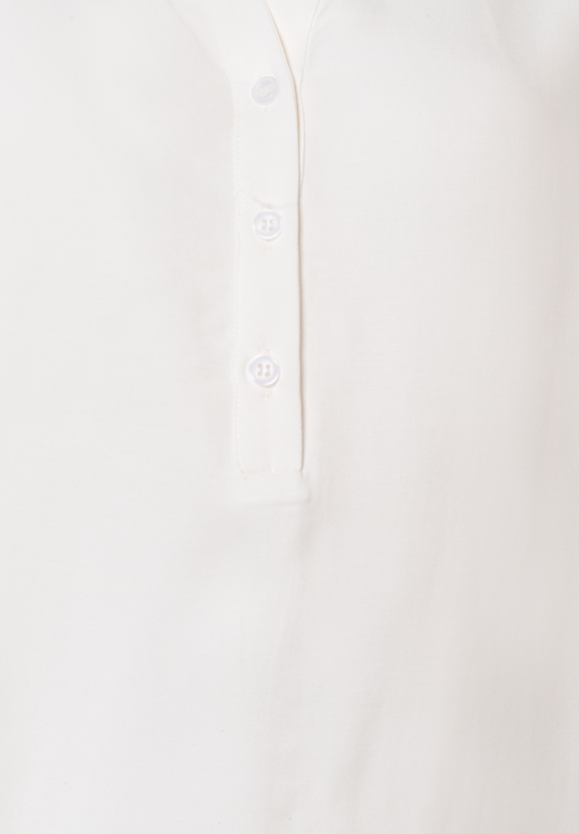 Nahaufnahme einer weißen MORE & MORE Bluse aus fließender Viskose mit drei Knöpfen. Nahaufnahme einer weißen MORE & MORE Bluse aus fließender Viskose mit drei Knöpfen.