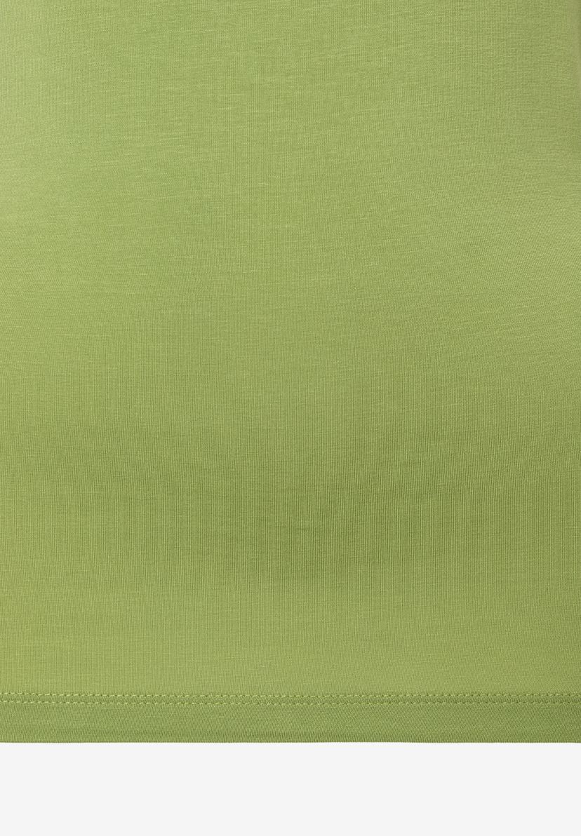 Nahaufnahme eines lindgrünen Jersey-Oberteils von MORE & MORE. Nahaufnahme eines lindgrünen Jersey-Oberteils von MORE & MORE.