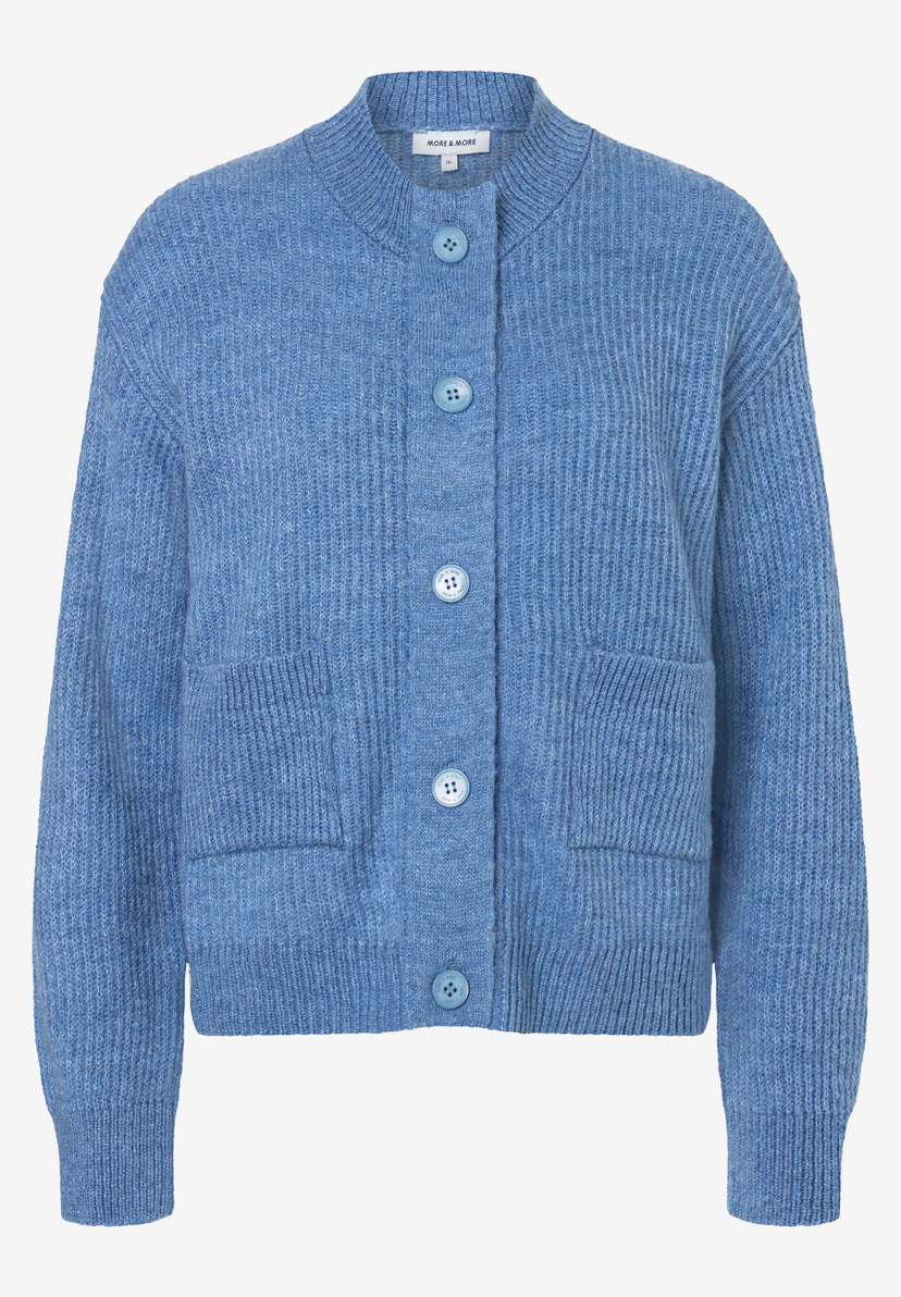 MORE & MORE Rippstrick-Cardigan in Blau mit Rundhalsausschnitt, Knopfleiste und aufgesetzten Taschen. MORE & MORE Rippstrick-Cardigan in Blau mit Rundhalsausschnitt, Knopfleiste und aufgesetzten Taschen.