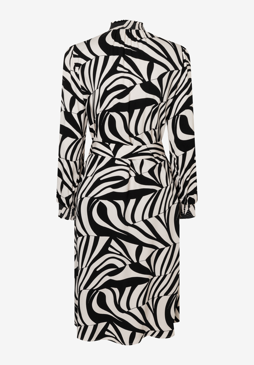 Ein MORE & MORE Oberteil mit fließendem Zebra-Muster in Schwarz und Weiß, Webware aus Viskose. Angenehmer Tragekomfort. Ein MORE & MORE Oberteil mit fließendem Zebra-Muster in Schwarz und Weiß, Webware aus Viskose. Angenehmer Tragekomfort.