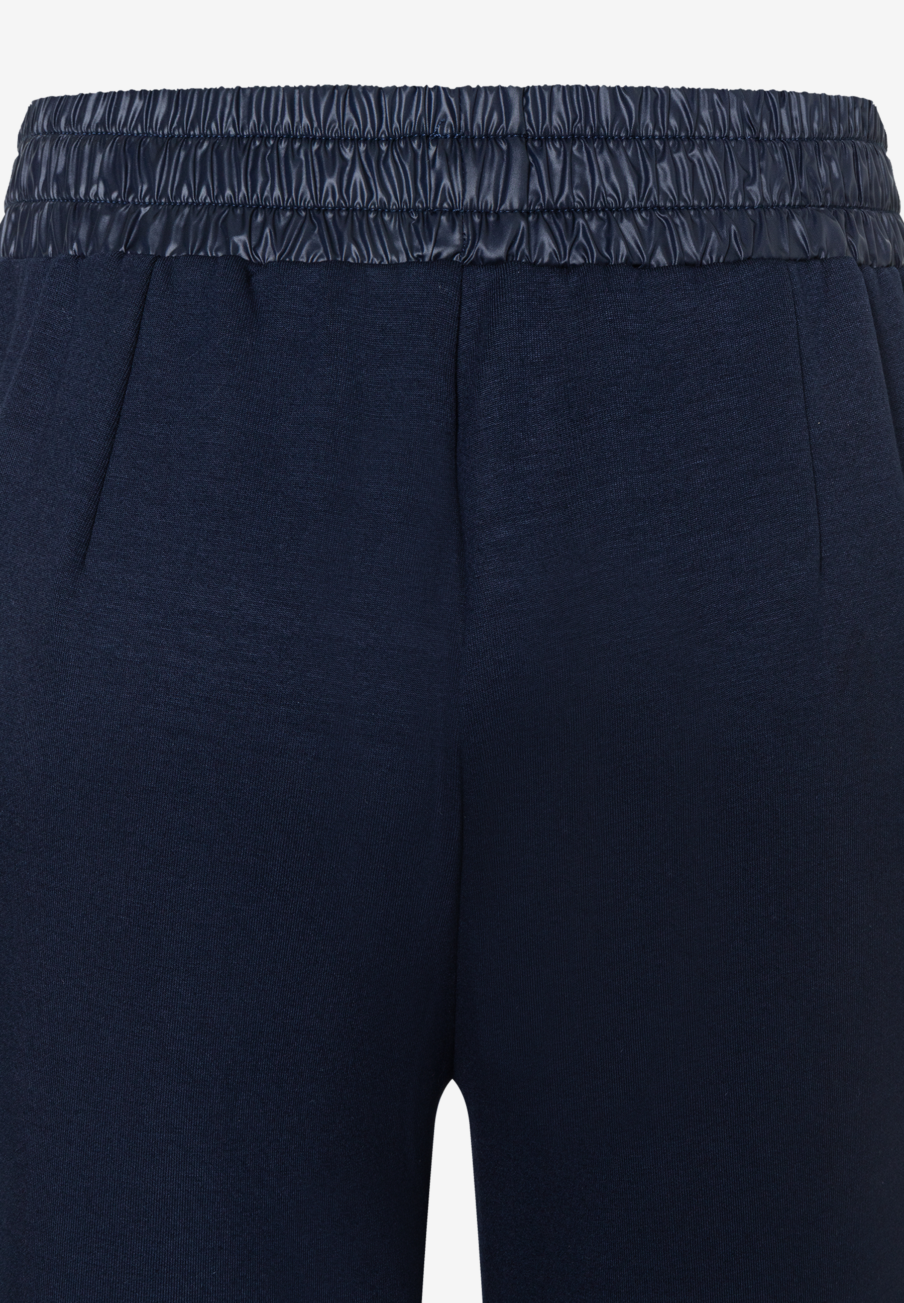 Detailaufnahme einer marineblauen MORE & MORE Hose mit elastischem Bund. Detailaufnahme einer marineblauen MORE & MORE Hose mit elastischem Bund.