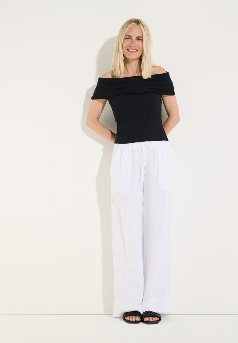 MORE & MORE Leinenhose in Weiß für Damen, locker geschnitten, mit Tunnelzug und weitem Bein, kombiniert mit schwarzem Oberteil. MORE & MORE Leinenhose in Weiß für Damen, locker geschnitten, mit Tunnelzug und weitem Bein, kombiniert mit schwarzem Oberteil.