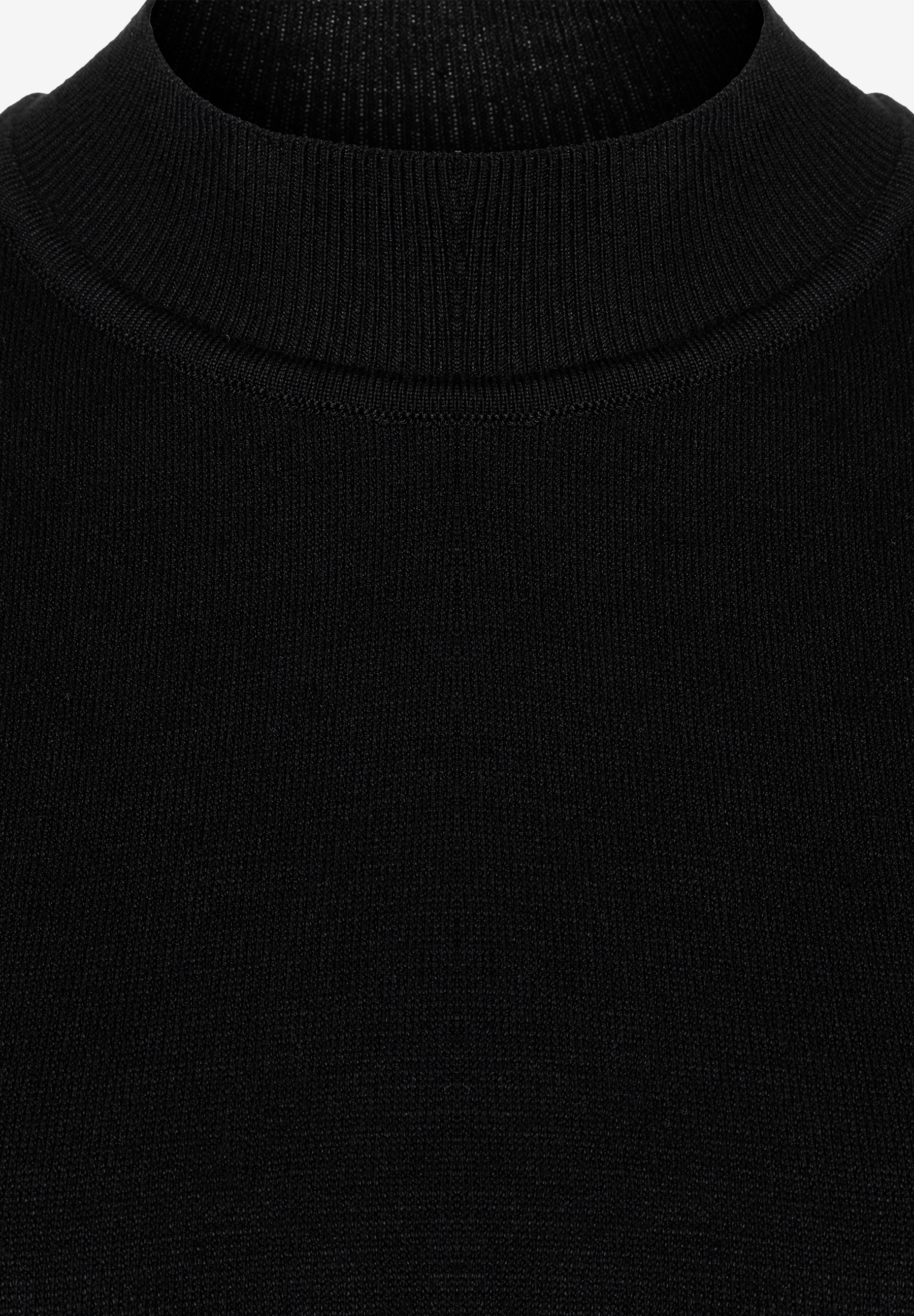 MORE & MORE schwarzer Pullover mit Stehkragen, Nahaufnahme des gerippten Kragens und des glatten Stoffes. MORE & MORE schwarzer Pullover mit Stehkragen, Nahaufnahme des gerippten Kragens und des glatten Stoffes.