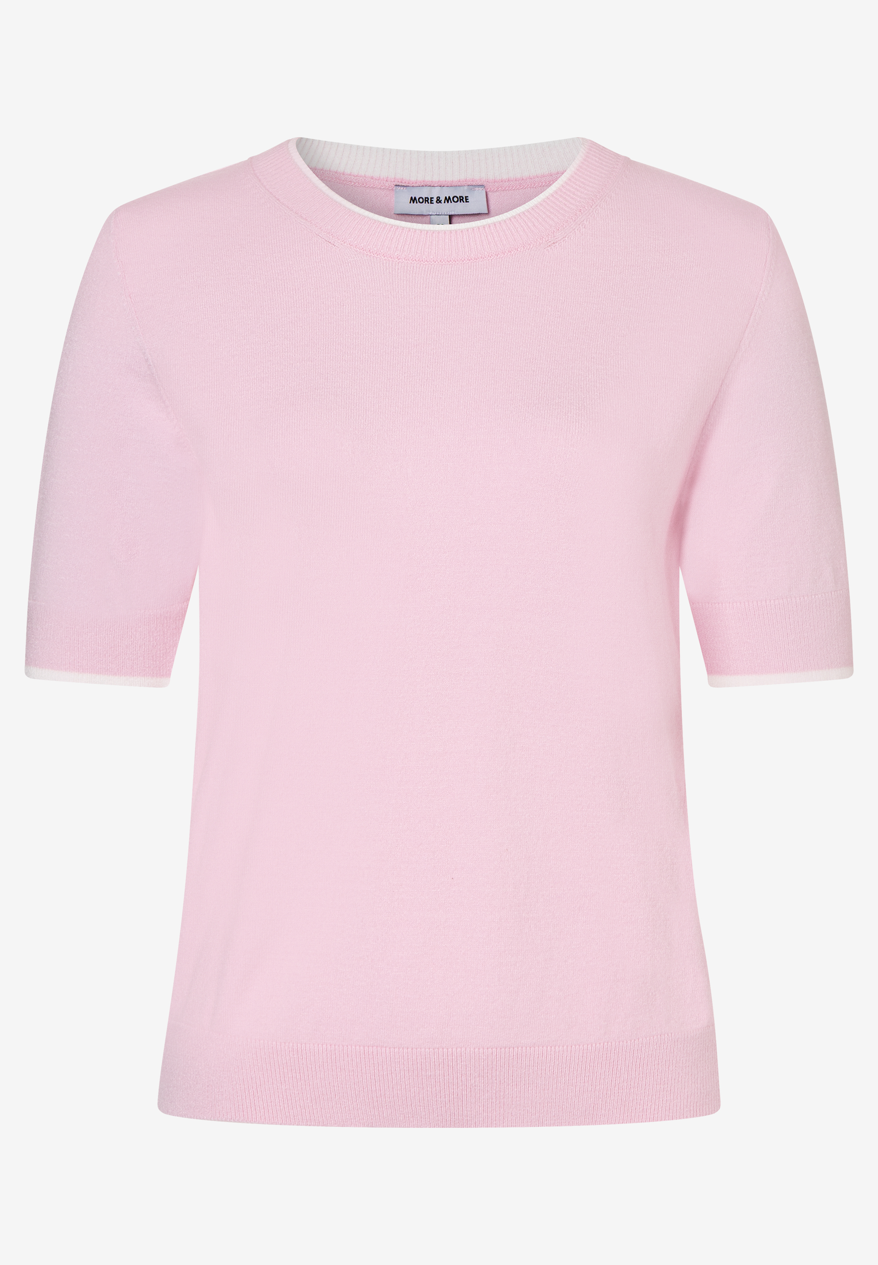 Ein hellrosa Feinstrick-Pullover von MORE & MORE mit kurzen Ärmeln und weißem Saum an Hals und Ärmeln. Ein hellrosa Feinstrick-Pullover von MORE & MORE mit kurzen Ärmeln und weißem Saum an Hals und Ärmeln.