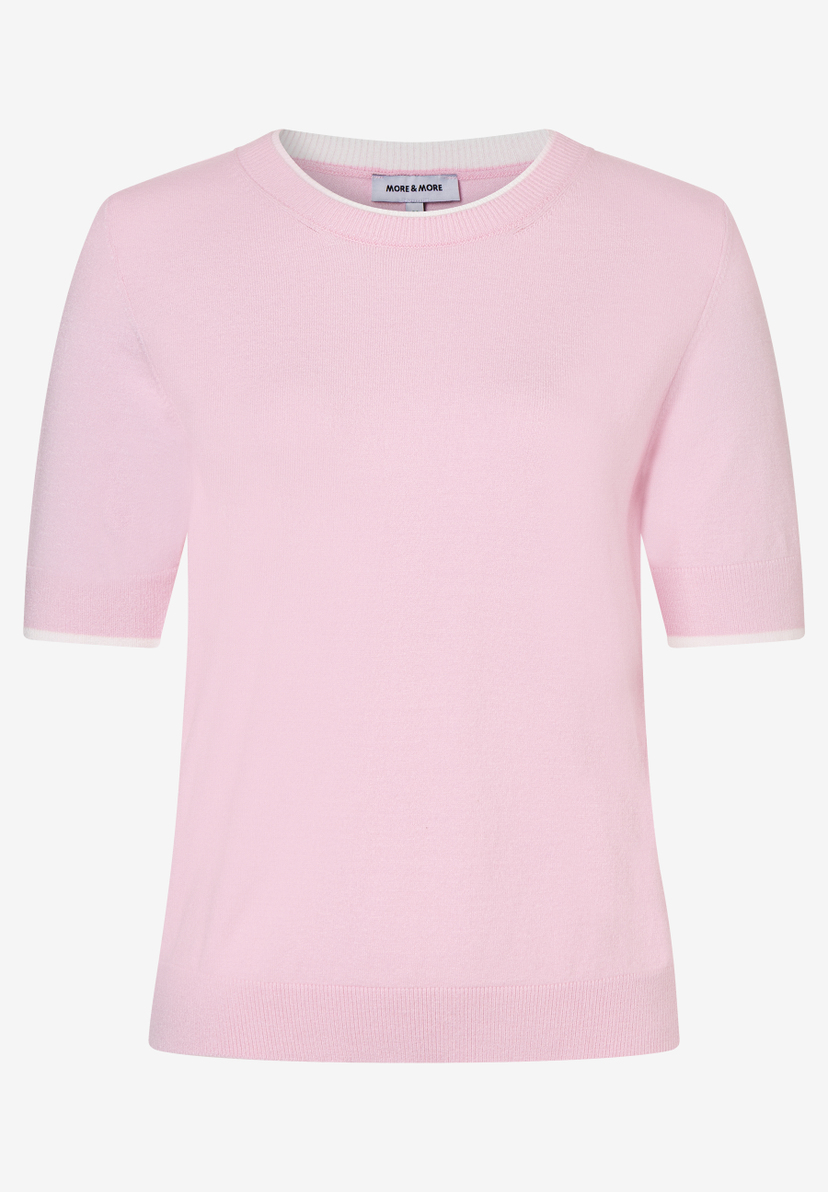 Ein hellrosa Feinstrick-Pullover von MORE & MORE mit kurzen Ärmeln und weißem Saum an Hals und Ärmeln. Ein hellrosa Feinstrick-Pullover von MORE & MORE mit kurzen Ärmeln und weißem Saum an Hals und Ärmeln.