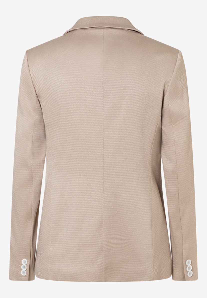 Rückansicht eines MORE & MORE Blazers in Beige mit Knöpfen am Ärmel. Rückansicht eines MORE & MORE Blazers in Beige mit Knöpfen am Ärmel.