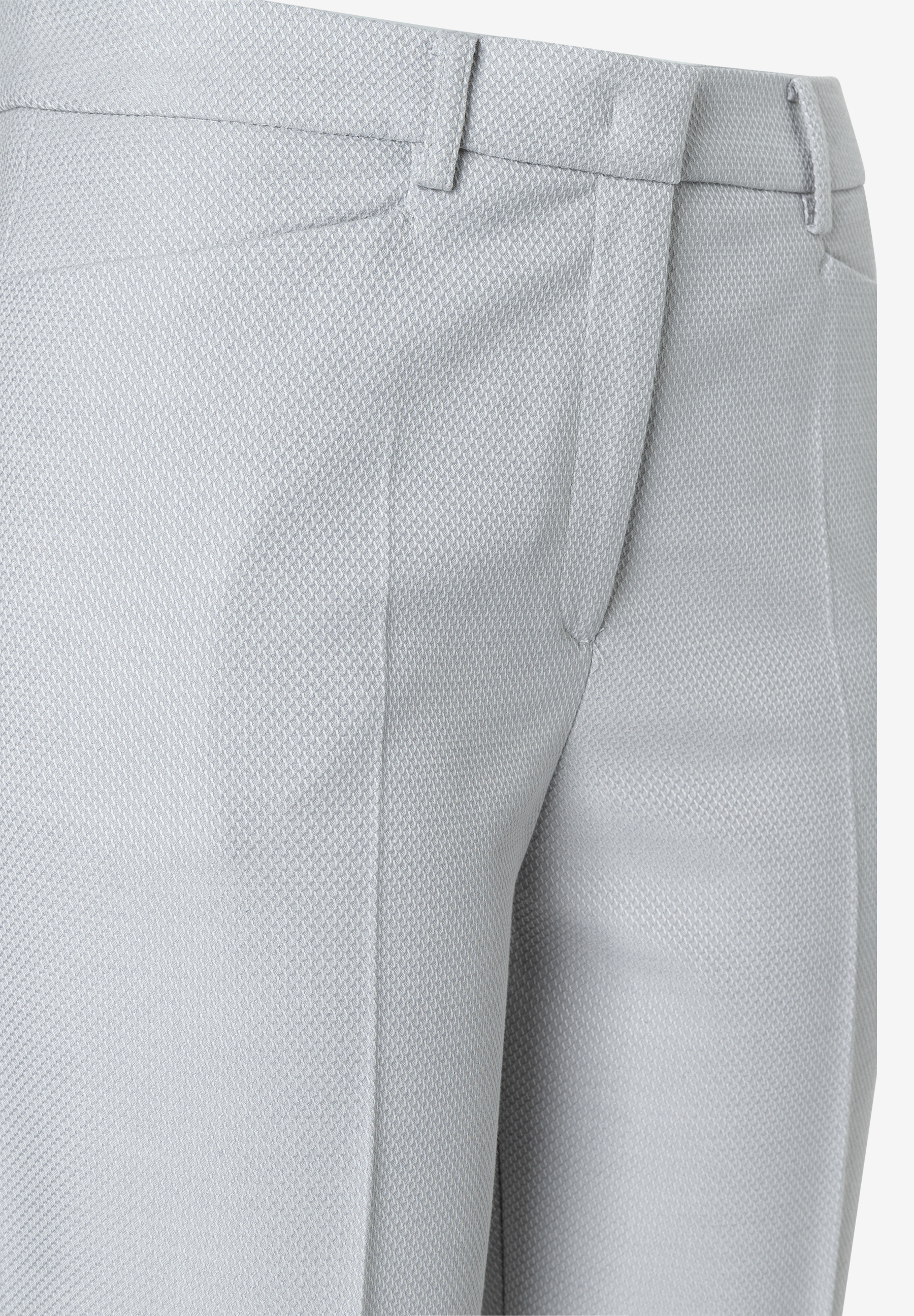 Nahaufnahme einer hellgrauen MORE & MORE Hose/Jeans in Piquee-Stretch-Qualität, die Bund und vorderen Teil des Hosenbeins zeigt. Nahaufnahme einer hellgrauen MORE & MORE Hose/Jeans in Piquee-Stretch-Qualität, die Bund und vorderen Teil des Hosenbeins zeigt.
