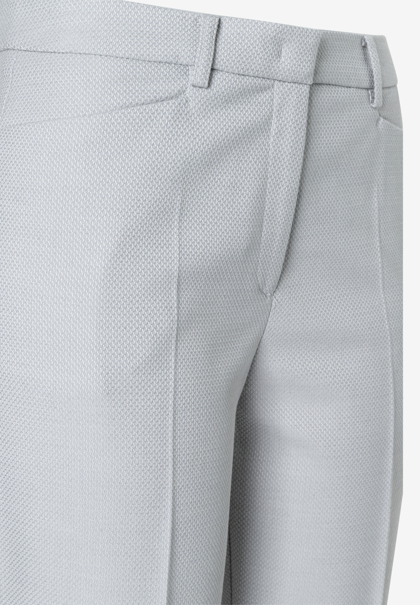 Nahaufnahme einer hellgrauen MORE & MORE Hose/Jeans in Piquee-Stretch-Qualität, die Bund und vorderen Teil des Hosenbeins zeigt. Nahaufnahme einer hellgrauen MORE & MORE Hose/Jeans in Piquee-Stretch-Qualität, die Bund und vorderen Teil des Hosenbeins zeigt.