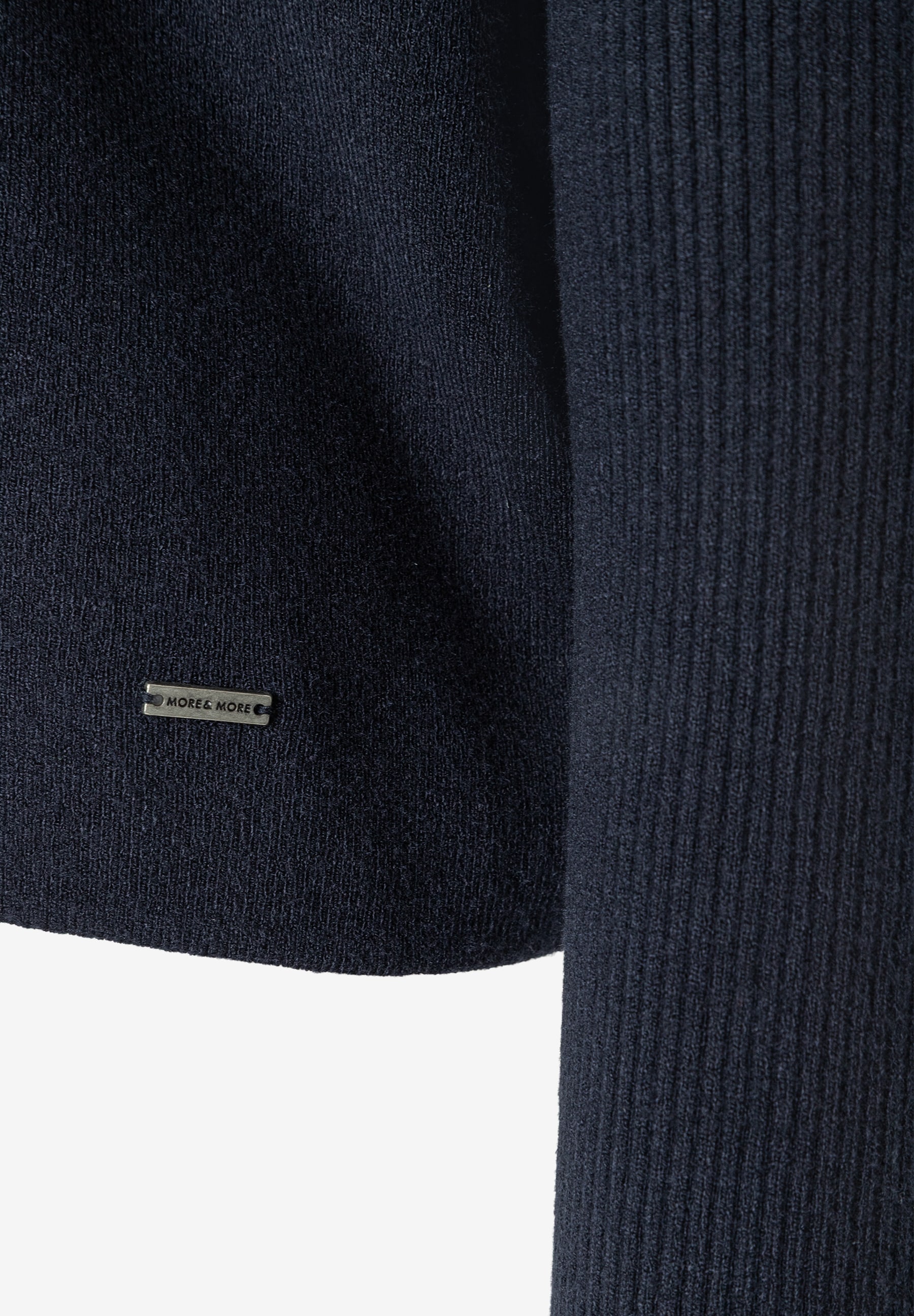 MORE & MORE Feinstrick-Pullover in Marineblau mit softer Haptik für angenehmen Tragekomfort. MORE & MORE Feinstrick-Pullover in Marineblau mit softer Haptik für angenehmen Tragekomfort.
