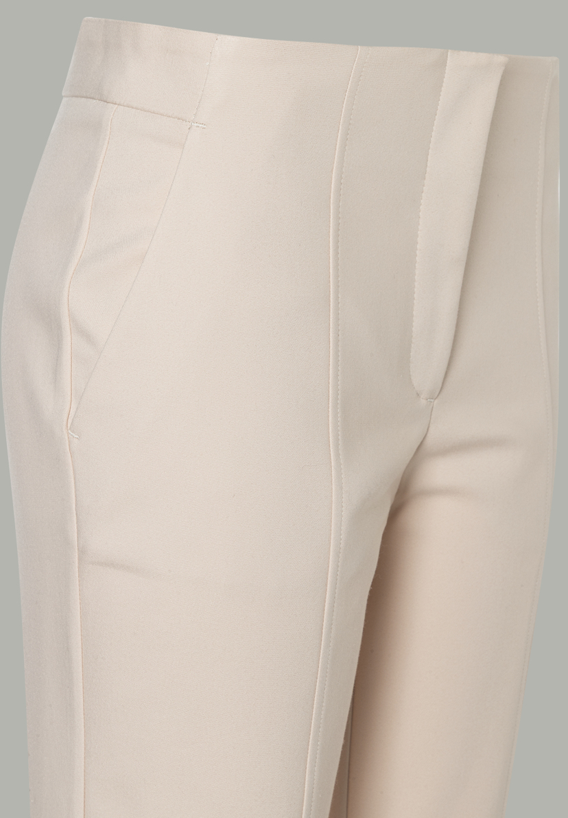 Nahaufnahme einer MORE & MORE Hose/Jeans in Beige. Taschen und Bund sichtbar. Nahaufnahme einer MORE & MORE Hose/Jeans in Beige. Taschen und Bund sichtbar.