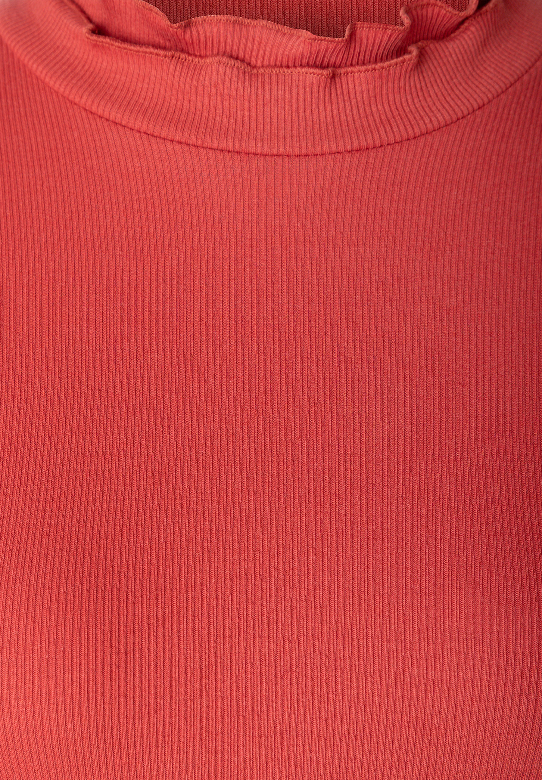 MORE & MORE T-Shirt/Top in Rot, mit gerippter Textur und gerafftem Rundhalsausschnitt. Nahaufnahme vom Stoff. MORE & MORE T-Shirt/Top in Rot, mit gerippter Textur und gerafftem Rundhalsausschnitt. Nahaufnahme vom Stoff.