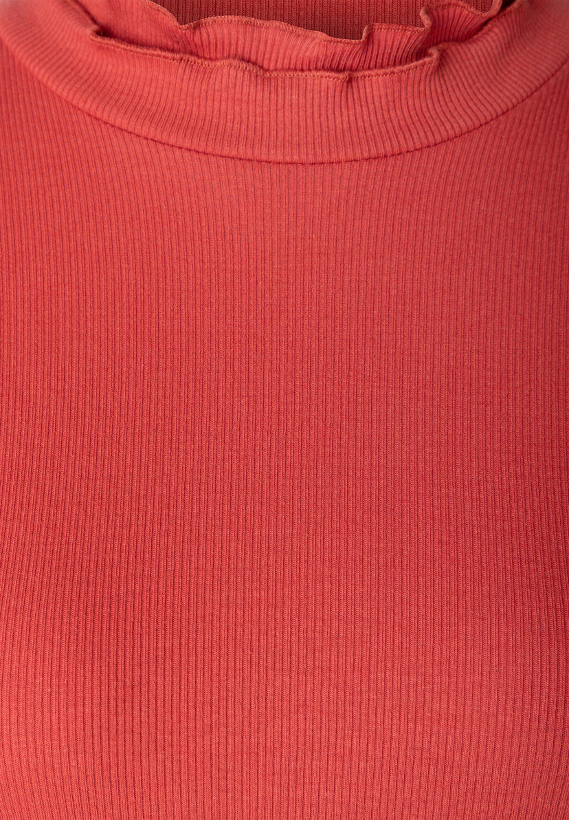 MORE & MORE T-Shirt/Top in Rot, mit gerippter Textur und gerafftem Rundhalsausschnitt. Nahaufnahme vom Stoff. MORE & MORE T-Shirt/Top in Rot, mit gerippter Textur und gerafftem Rundhalsausschnitt. Nahaufnahme vom Stoff.