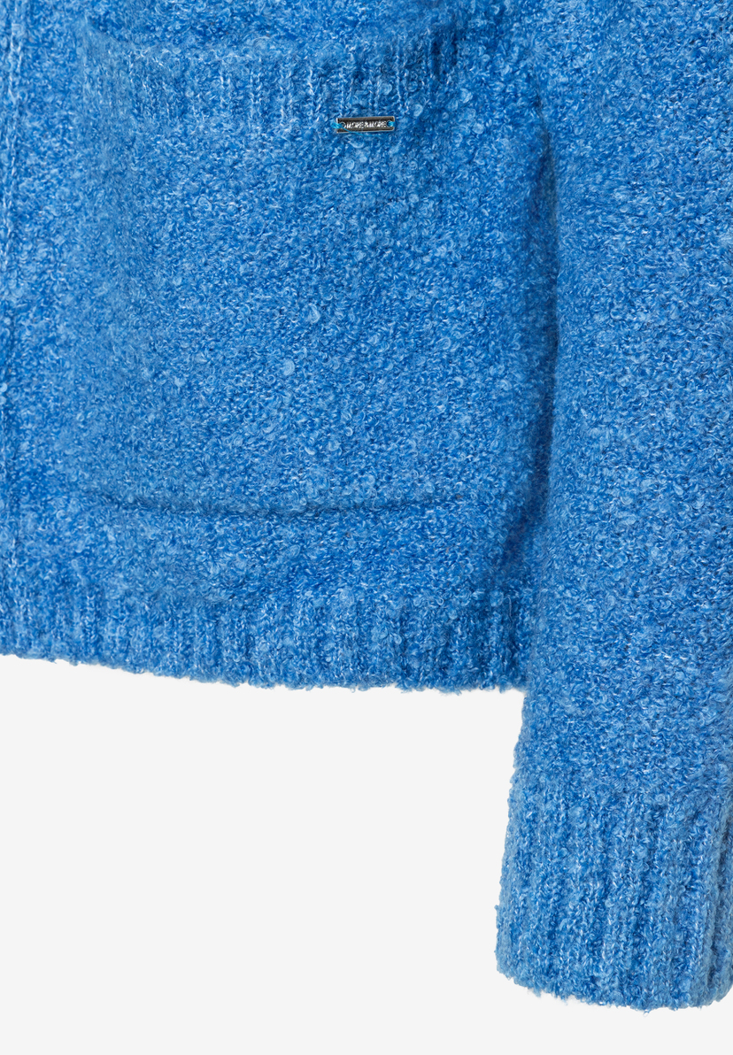 Nahaufnahme eines blauen MORE & MORE Strick-Oberteils mit Bouclé-Struktur, das einen angenehmen und wärmenden Tragekomfort verspricht. Nahaufnahme eines blauen MORE & MORE Strick-Oberteils mit Bouclé-Struktur, das einen angenehmen und wärmenden Tragekomfort verspricht.