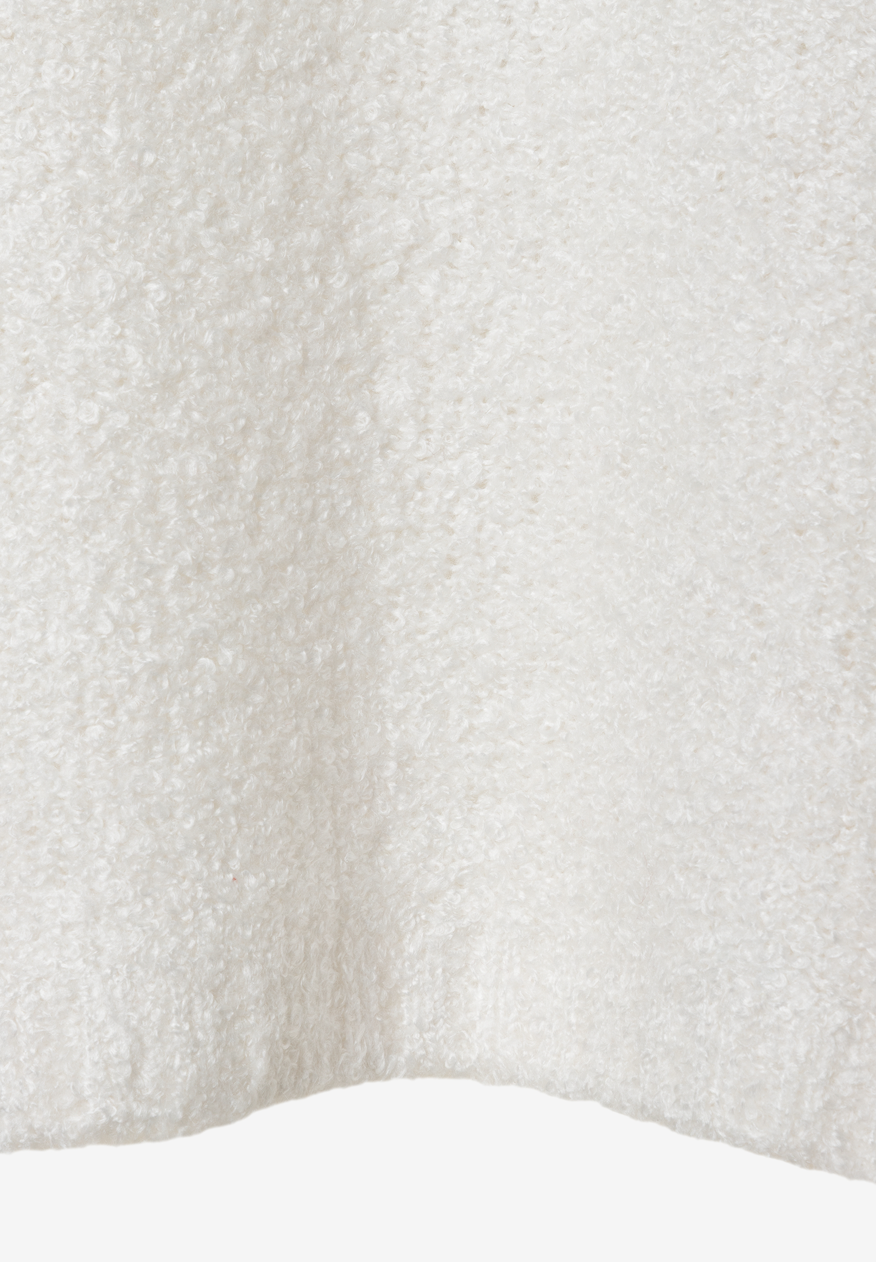 Nahaufnahme eines MORE & MORE Bouclé-Oberteils. Wärmend und mit weichem Griff. Nahaufnahme eines MORE & MORE Bouclé-Oberteils. Wärmend und mit weichem Griff.