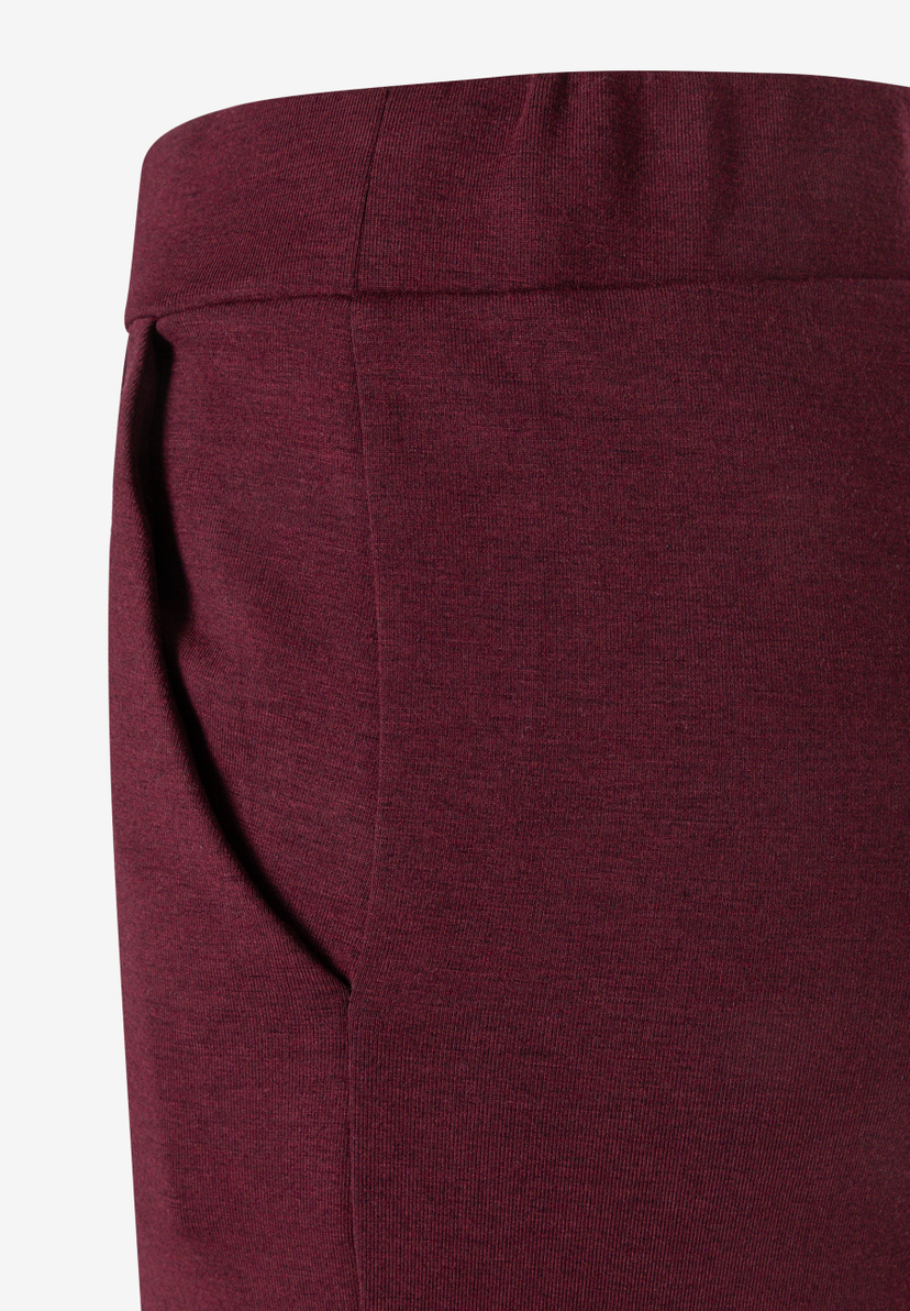 MORE & MORE Damenhose aus bordeauxrotem Doubleface-Jersey mit weichem Griff und elastischem Bund. Eine schräge Eingrifftasche vorne. MORE & MORE Damenhose aus bordeauxrotem Doubleface-Jersey mit weichem Griff und elastischem Bund. Eine schräge Eingrifftasche vorne.