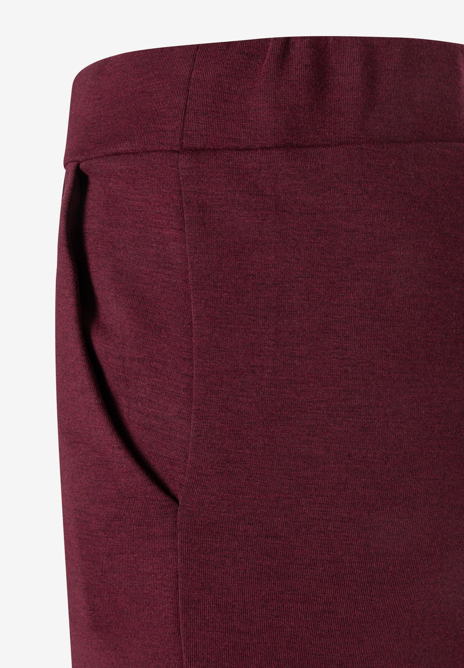 MORE & MORE Damenhose aus bordeauxrotem Doubleface-Jersey mit weichem Griff und elastischem Bund. Eine schräge Eingrifftasche vorne. MORE & MORE Damenhose aus bordeauxrotem Doubleface-Jersey mit weichem Griff und elastischem Bund. Eine schräge Eingrifftasche vorne.