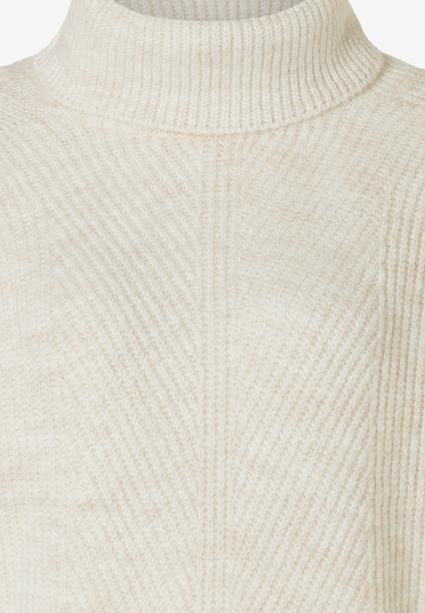 Nahaufnahme eines beigen Rippstrick-Pullovers von MORE & MORE mit hohem Kragen. Nahaufnahme eines beigen Rippstrick-Pullovers von MORE & MORE mit hohem Kragen.