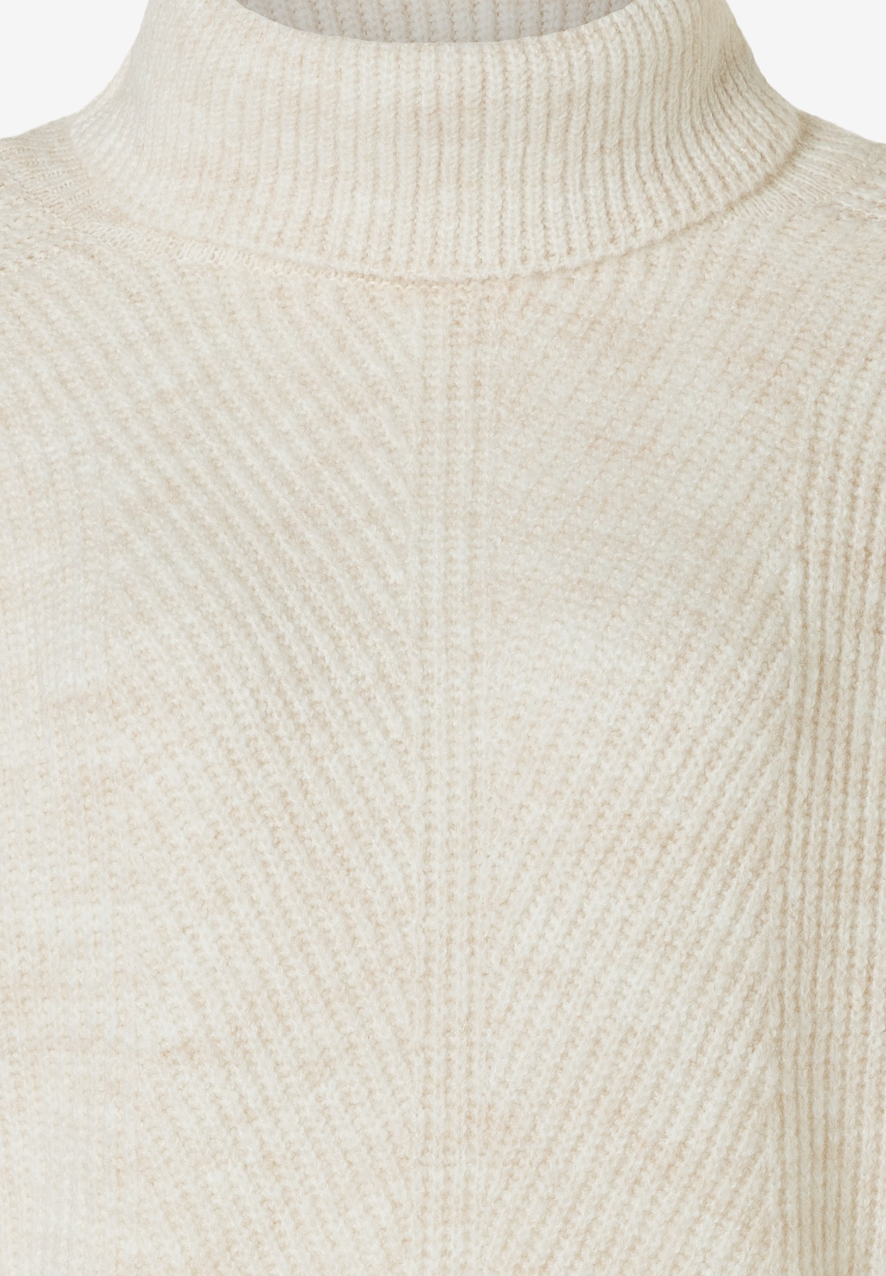 Nahaufnahme eines beigen Rippstrick-Pullovers von MORE & MORE mit hohem Kragen. Nahaufnahme eines beigen Rippstrick-Pullovers von MORE & MORE mit hohem Kragen.
