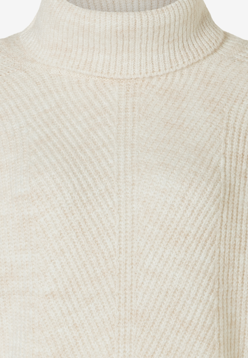 Nahaufnahme eines beigen Rippstrick-Pullovers von MORE & MORE mit hohem Kragen. Nahaufnahme eines beigen Rippstrick-Pullovers von MORE & MORE mit hohem Kragen.