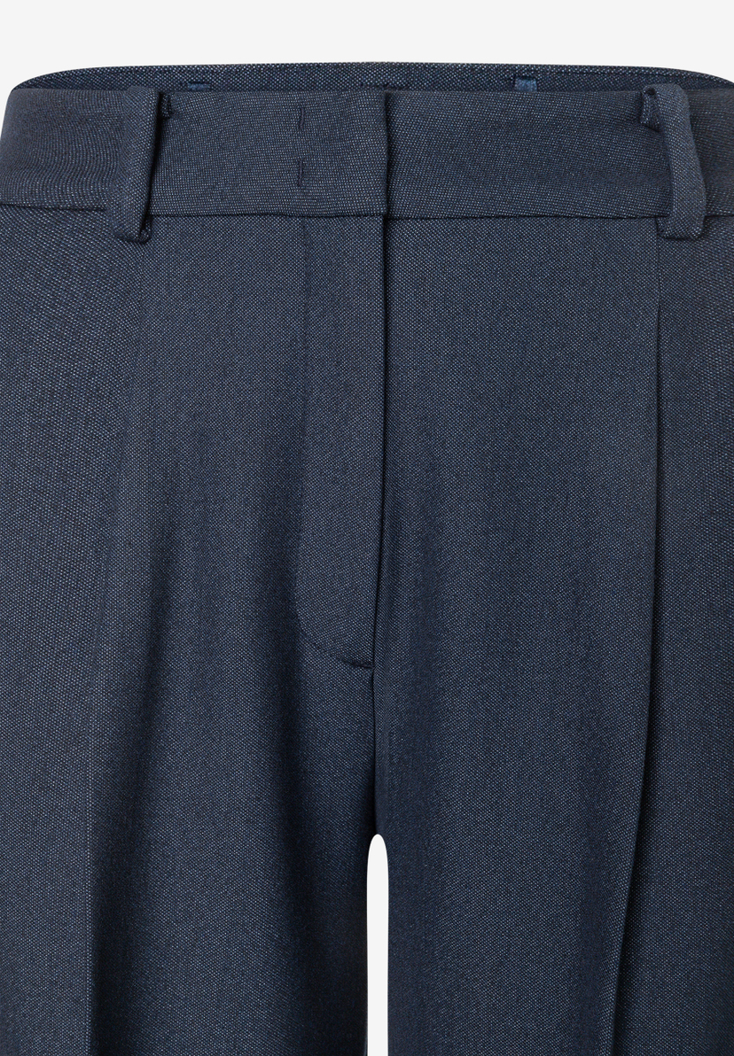 MORE & MORE Jeans: Dunkelblaue Jeans mit Gürtelschlaufen und Knopfverschluss vorne. Feiner Stoff mit leichtem Muster.