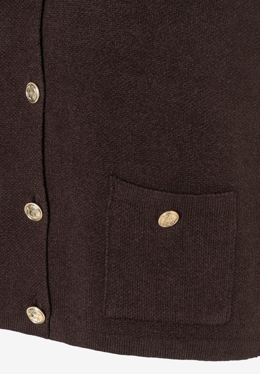 Nahaufnahme eines MORE & MORE Oberteils aus Strick mit goldenen Zierknöpfen und aufgesetzter Tasche. Nahaufnahme eines MORE & MORE Oberteils aus Strick mit goldenen Zierknöpfen und aufgesetzter Tasche.