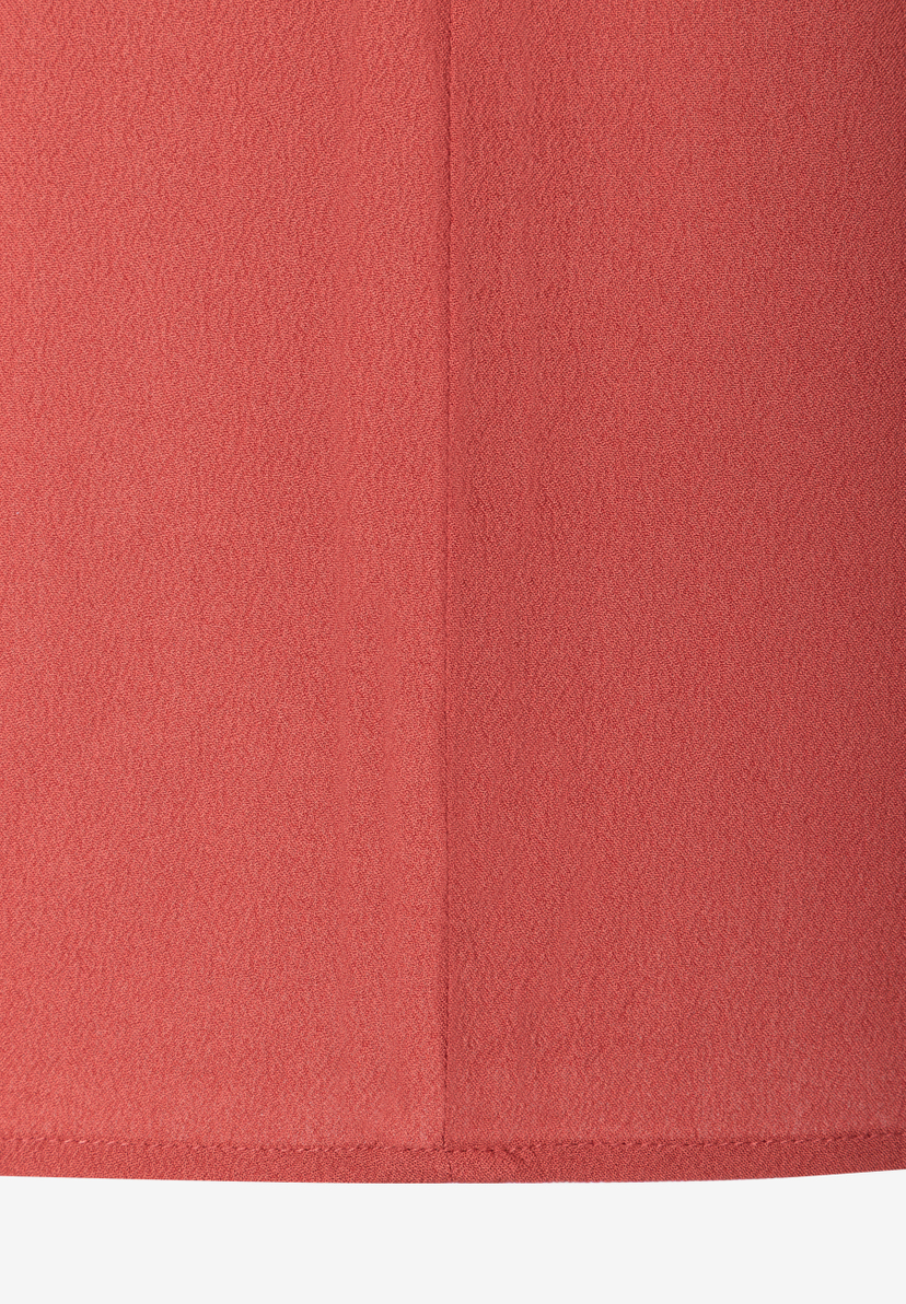 MORE & MORE Bluse: Detailansicht des bordeauxroten Stoffes mit feiner, unregelmäßiger Struktur und Naht in der Mitte.