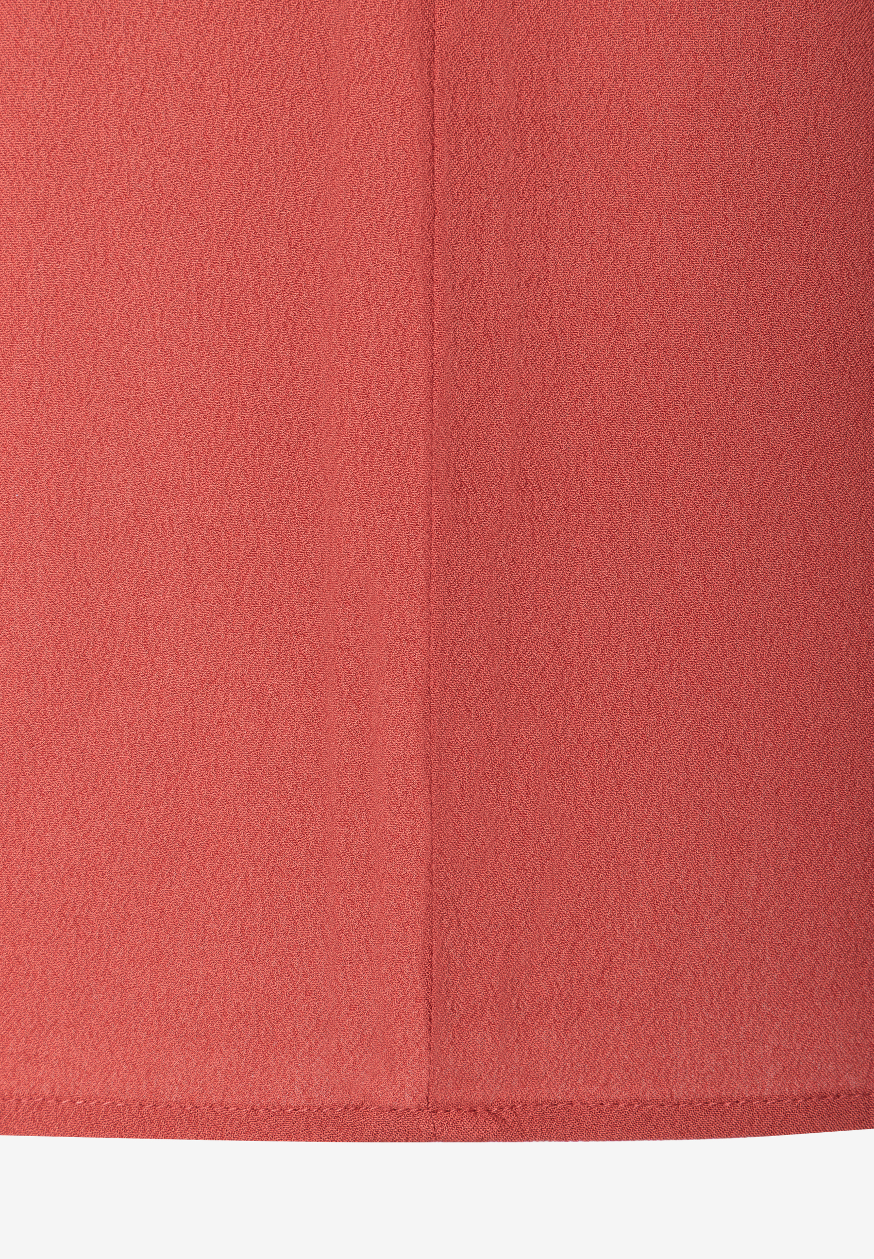 MORE & MORE Bluse: Detailansicht des bordeauxroten Stoffes mit feiner, unregelmäßiger Struktur und Naht in der Mitte. MORE & MORE Bluse: Detailansicht des bordeauxroten Stoffes mit feiner, unregelmäßiger Struktur und Naht in der Mitte.
