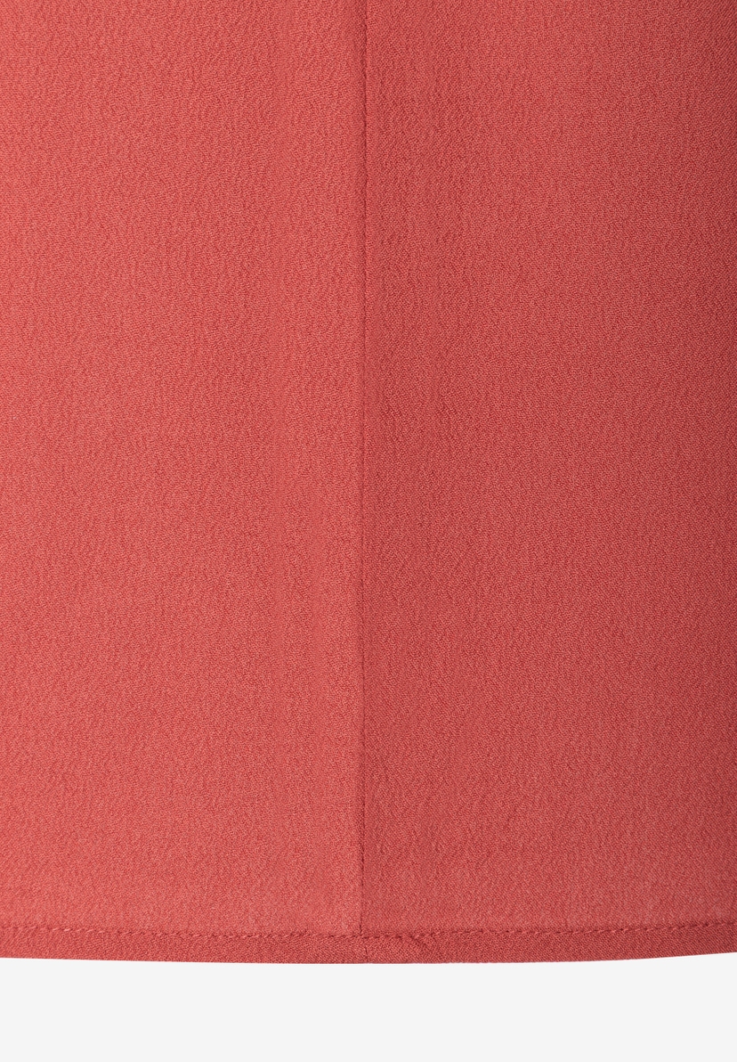 MORE & MORE Bluse: Detailansicht des roten, fließenden Webware-Stoffs mit Naht in der Mitte und Saum am unteren Rand. MORE & MORE Bluse: Detailansicht des roten, fließenden Webware-Stoffs mit Naht in der Mitte und Saum am unteren Rand.