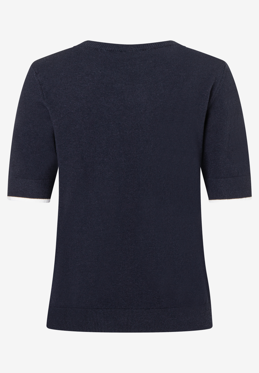 Ein marineblauer Feinstrick-Pullover von MORE & MORE mit kurzen Ärmeln und weißem Saum. Ein marineblauer Feinstrick-Pullover von MORE & MORE mit kurzen Ärmeln und weißem Saum.